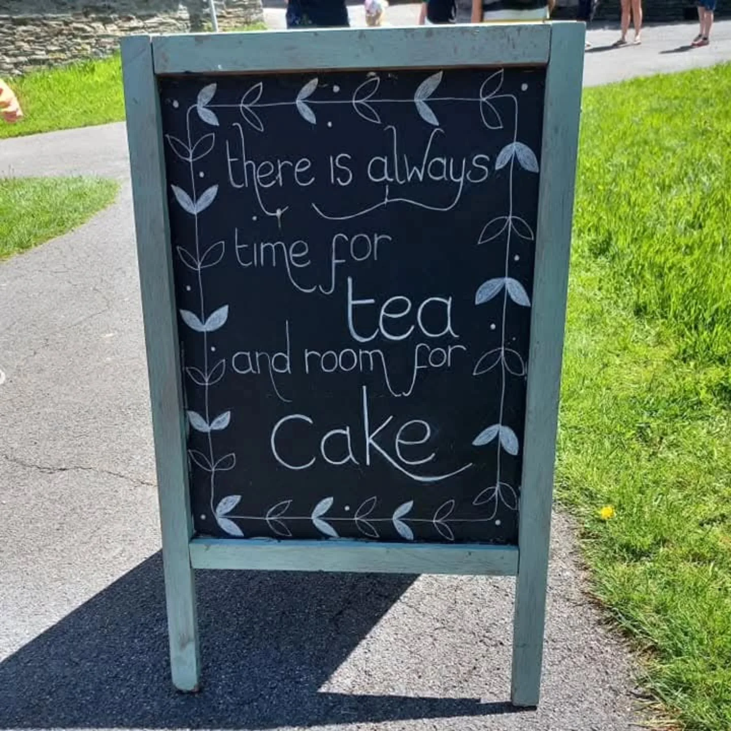 Tip Tuesday is a throw back to a visit to @bucklandabbeynt when I spotted this sign ⬆️. 

So, the tip of the week is to take time to rest...even if its 5 mins with a cuppa or a bit longer, it all helps! 

#tiptuesday #wellbeing #cupoftea #rest #selfc