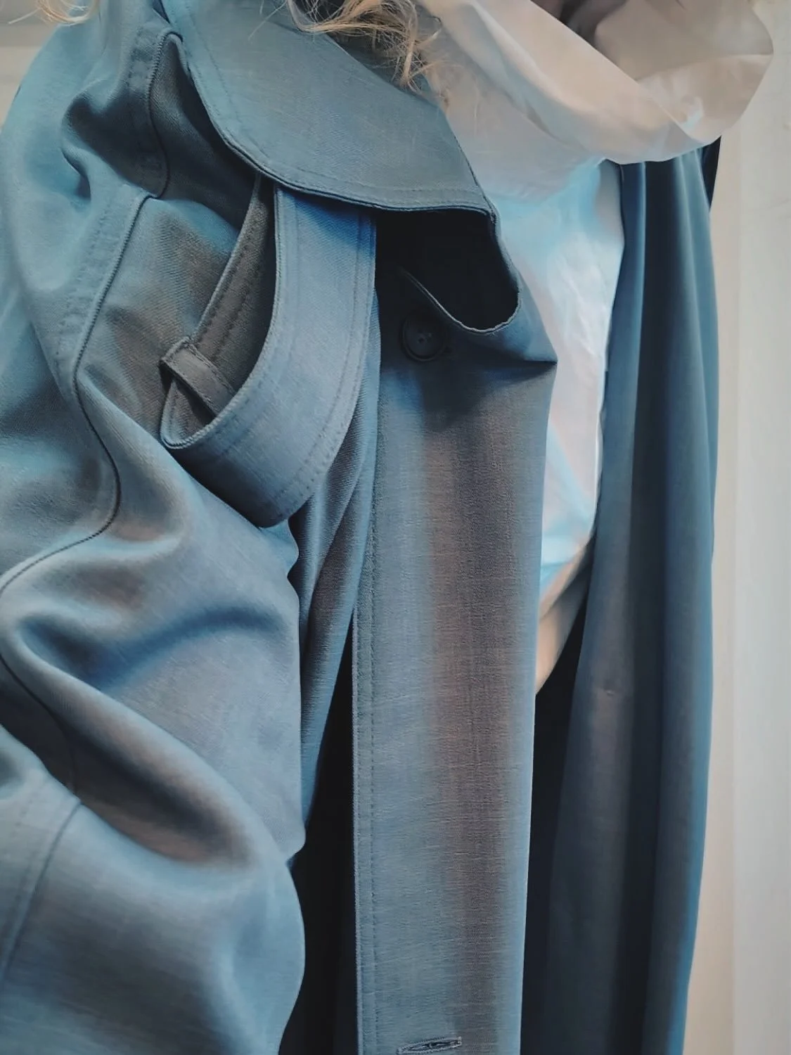 styling gray for spring : taking cues from the runway and focusing on classic styling. 

@baacalofficial trench 
BOTTEGA VENETA &ldquo;Doll Tote&rdquo; Resort 2020 collection 
Jimmy Choo python mules