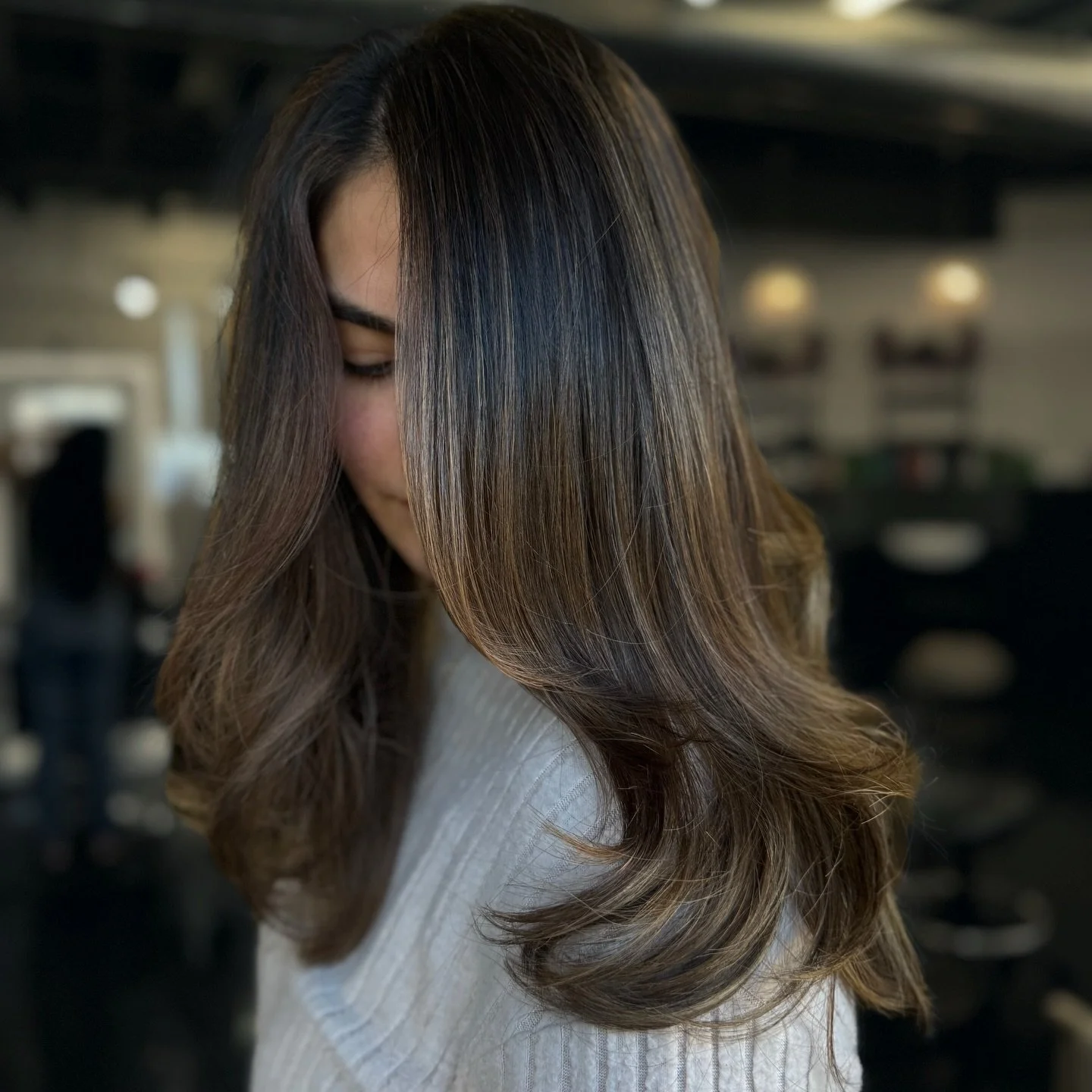 Gradient and effortless color that will last
Styled the lob with @domdomhair rollers 🤩

San Antonio hair stylist salon
Texas hair stylist salon
San Antonio hair extensions
Bronde balayage