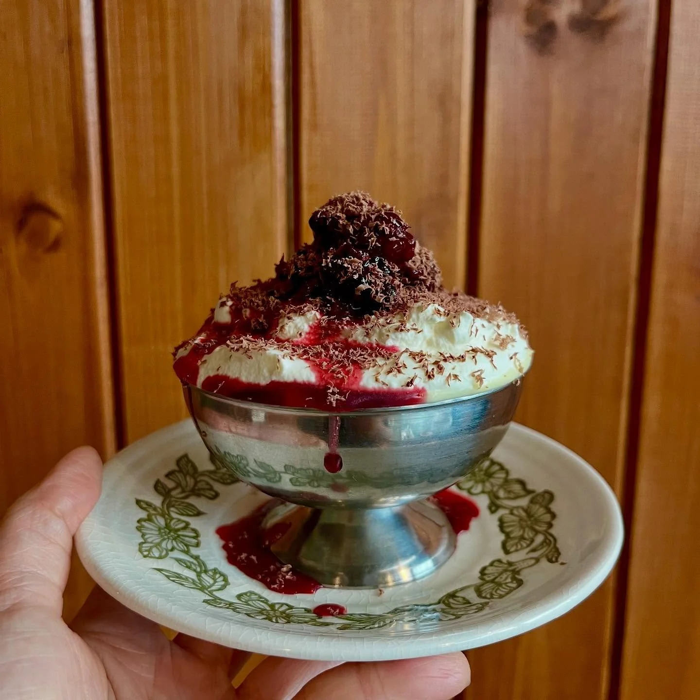 blackberry &ldquo;black forest g&acirc;teau&rdquo; trifle
.
very festive, indeed