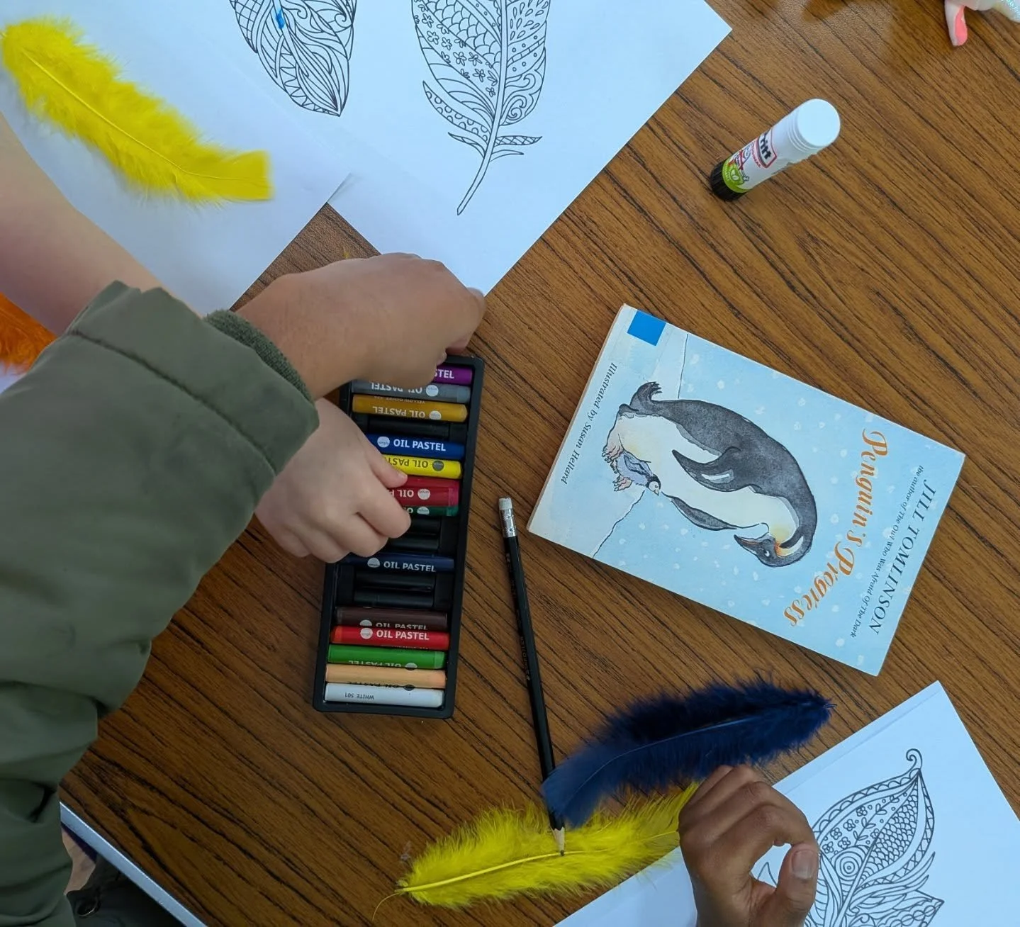 Today at 'Arctic Adventure' we learnt about the oily, waterproof feathers of an emperor penguin 🐧 We played with feathers and used adjectives to describe them and then created feather pictures using oil pastels so that they were oily - just like tho