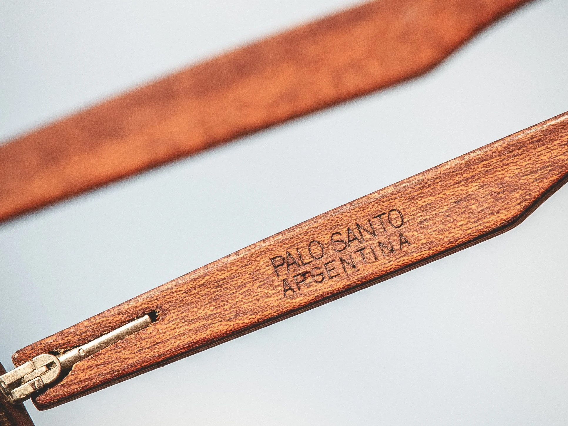 Clothespin de madera con la inscripción "Palo Santo Argentina" en letras negras.