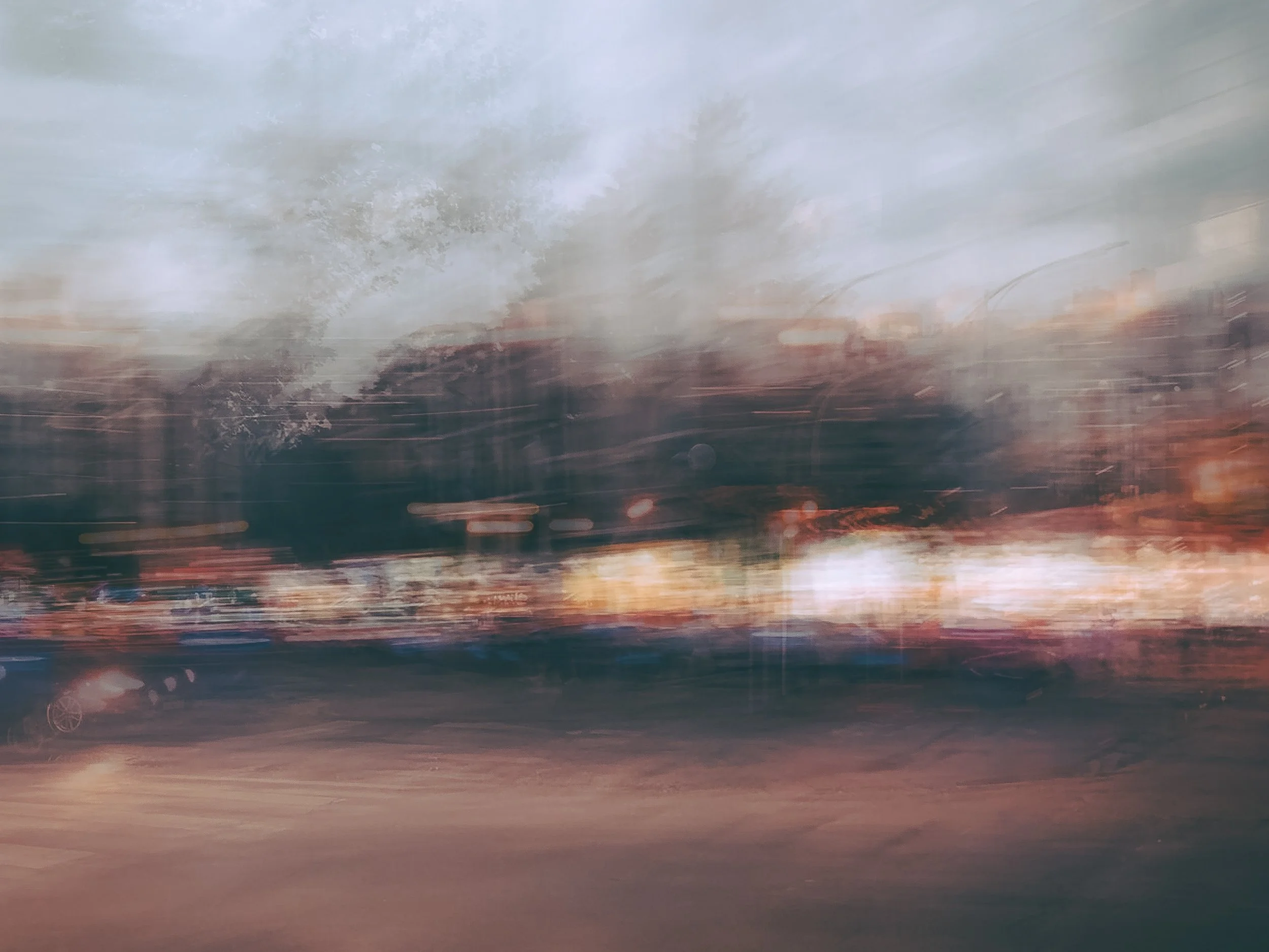 Imagen borrosa con colores cálidos y fríos, parece una escena de movimiento rápido.