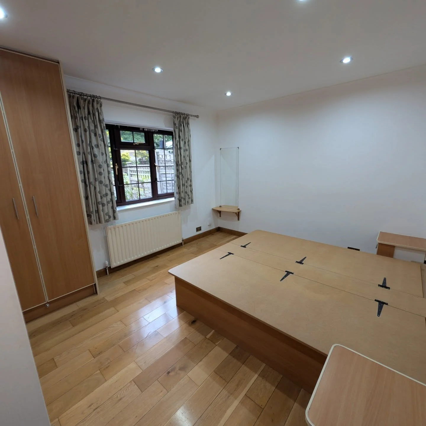 Completed a 4-hour 3 Bedroom End of tenancy clean, with a focus on detail, presentation, and professional standards throughout the property.

At Diligent Vision Masters, consistency and detail always come first.