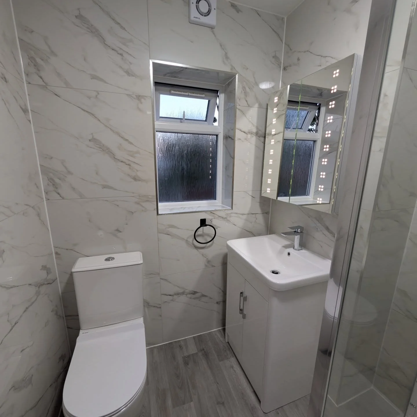 End of tenancy bathroom clean in Croydon, London.
Tiles, toilet, basin, shower, chrome fixtures and mirrors fully deep cleaned and restored to letting standard. Every surface treated, every detail checked.

Diligent Vision Masters provides premium en