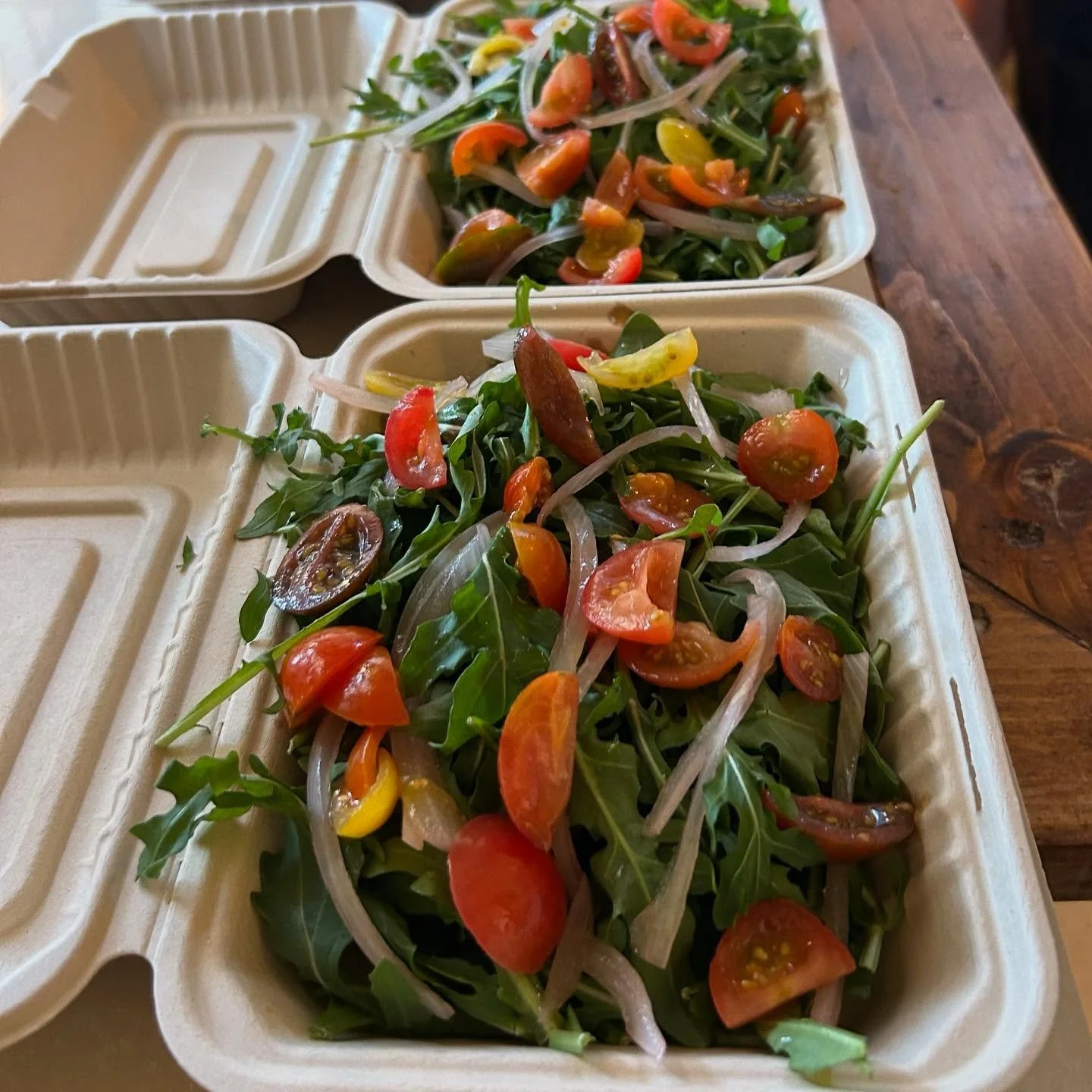 The secret to Blake&rsquo;s eternal youth🤣 We are so obsessed with this salad!!! All organic ingredients and only $5 &hellip; can&rsquo;t beat that! 🔥💪🏼🌱💚

#woodfirepizza #sandiego #organic #organicsalad #organicpizza
