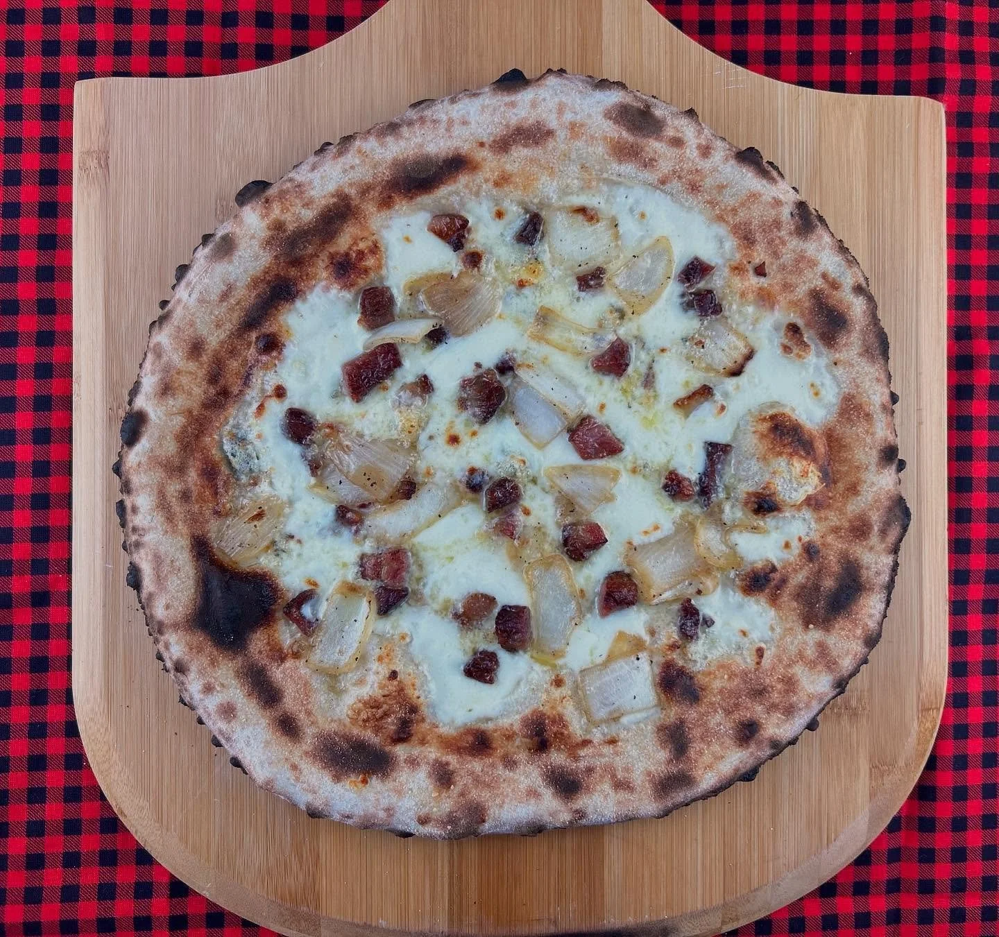 ✨blue collar✨

cr&egrave;me fraiche*, mozzarella, parm*, garlic oil*, blue cheese*, carmelized onion*, and Primal Pastures bacon*

all ingredients marked with * are certified USDA Organic

DM to reserve your pizzas, we can&rsquo;t wait to see you on 