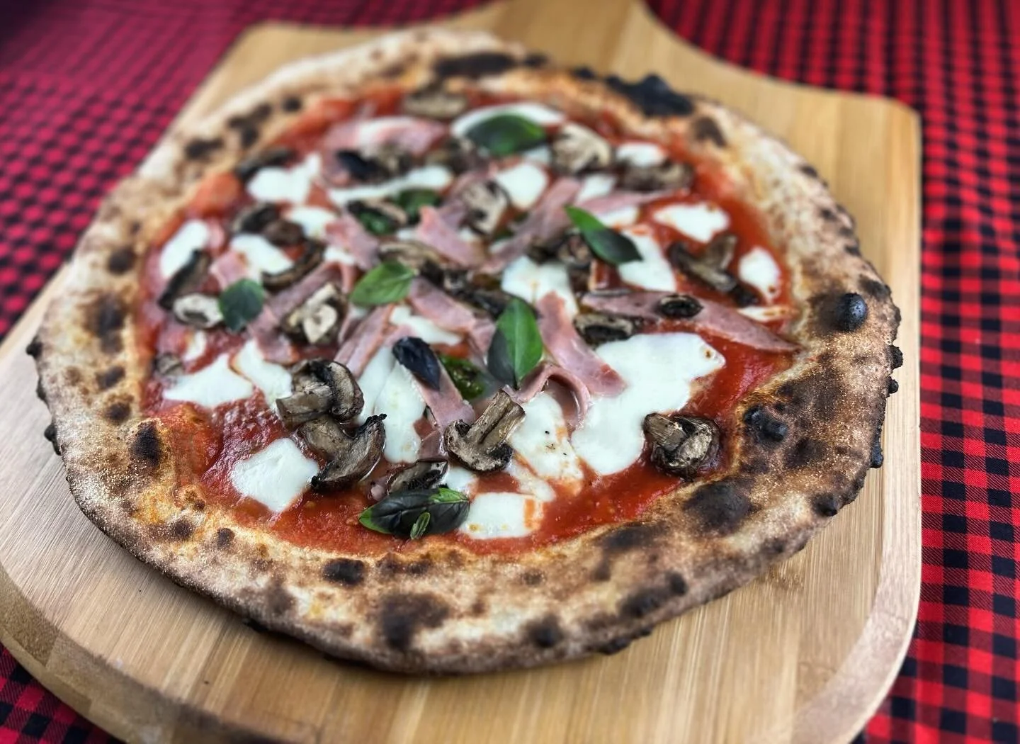 ✨cotto e funghi✨

tomato sauce*, mozzarella, parm*, basil*, olive oil*, mushrooms*, and organic black forest ham*

all ingredients marked with * are certified USDA Organic

our menu and dates for our next event will be posted later today! DM to reser