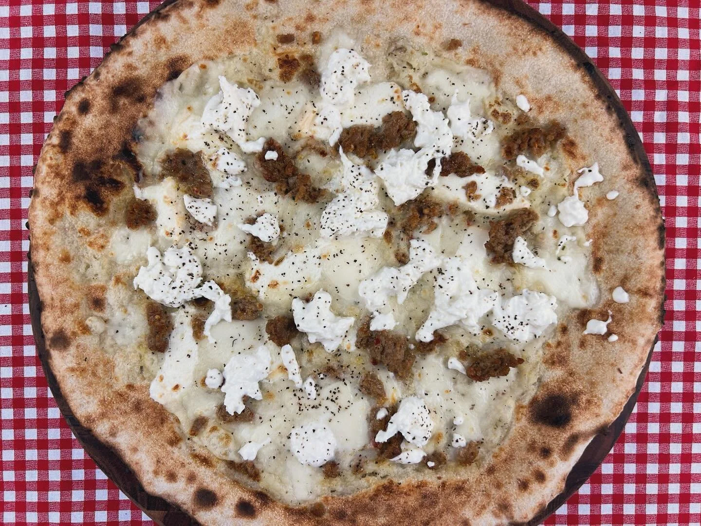 ✨working gurl✨

potato cream, smoked and regular mozzarella, parm, sausage and stracciatella

our menu and dates for our next event will be posted wednesday morning! DM to reserve your pizzas, we can&rsquo;t wait to see you next week❤️&zwj;🔥

#pizza
