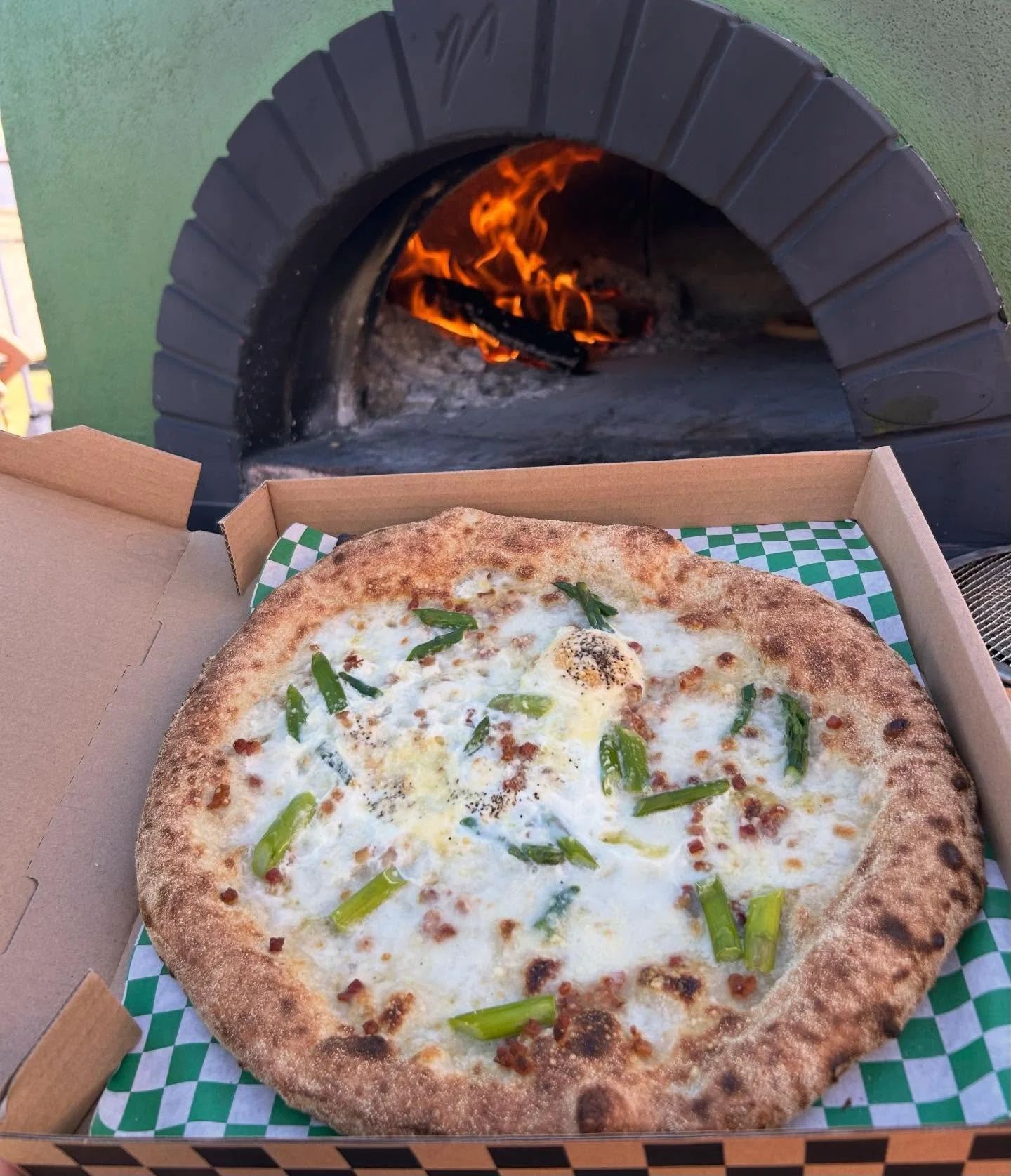 🥚BRUNCH PIZZA🥚
creme fraiche, parmesan, mozzarella, Organic pancetta, asparagus, and a local farm fresh egg

Perfect for brunch! 
#organic #pizza #neapolitan #woodfireoven