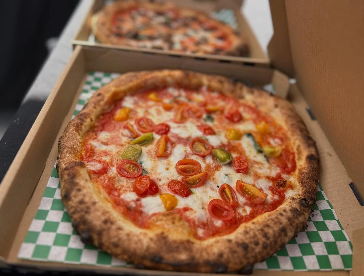 Special Cherry Tomato pie with local tomatoes from the Farmers&rsquo; Market! 😋

#woodfire #neapolitanpizza #organic #pizza