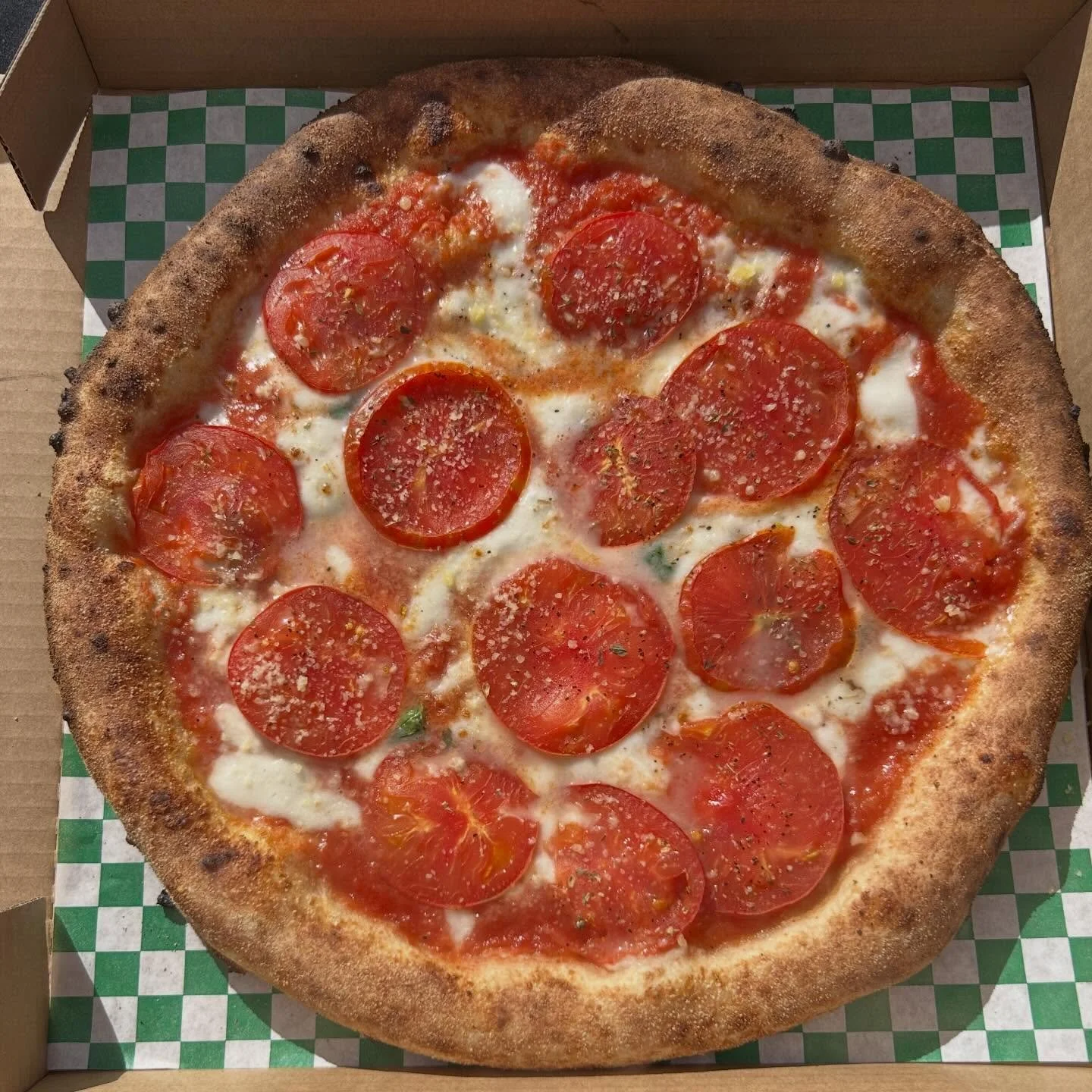 🍅Here&rsquo;s a delicious pie with heirloom tomatoes from @jrorganicsfarm !! We love to collaborate with local farms! Come check us out this Sunday at @lajollaopenairemarket 🔥🍅