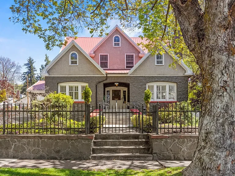 The Klamath Inn Front of Inn.WEBP