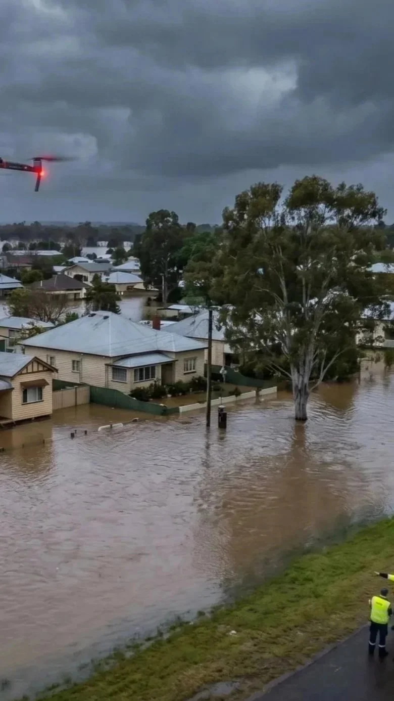 Flooded residential area with partially submerged houses, with the aera being mapped by DeepSky IQ follwing a disaster response