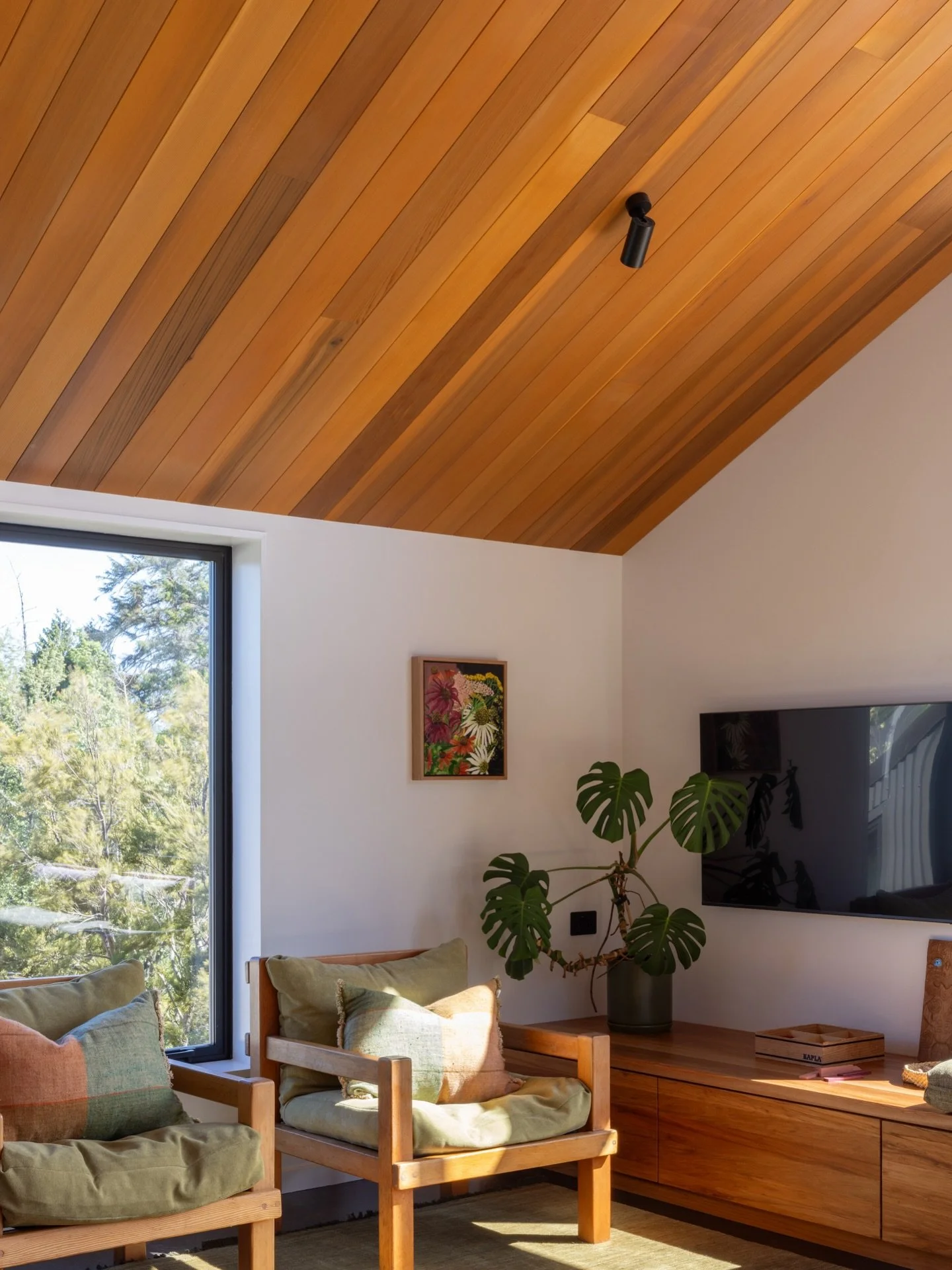 The autumnal tones of Redwood Cosy inspired by the landscape. We just adore the ever changing landscape here 🍁🌳🪾