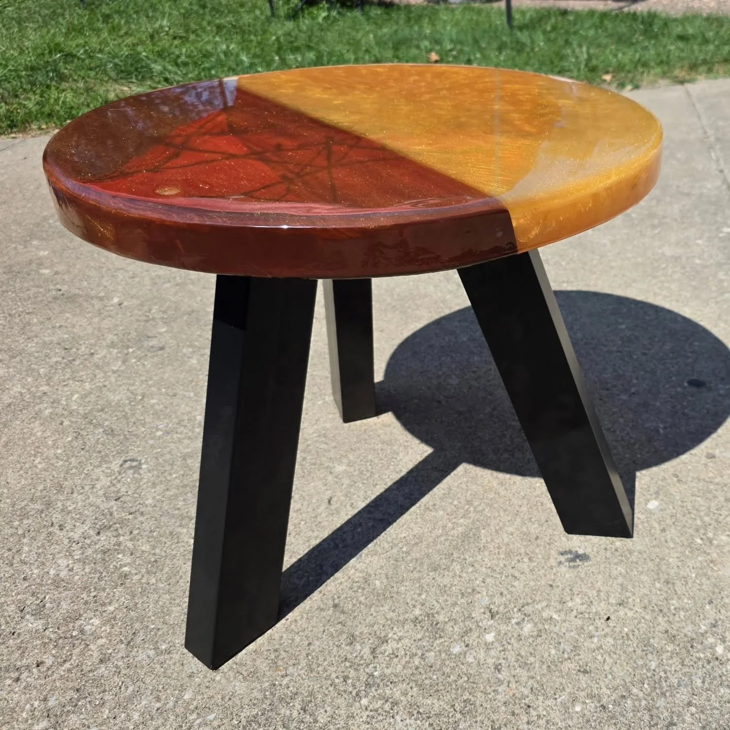 Handcrafted 24&quot; Round Gold Resin Epoxy Wood Table &ndash; 18&quot; Height ✨

Add a bold statement to your space with this stunning gold resin epoxy wood table. Hand-poured and crafted with care, this 24-inch round table features a unique blend o