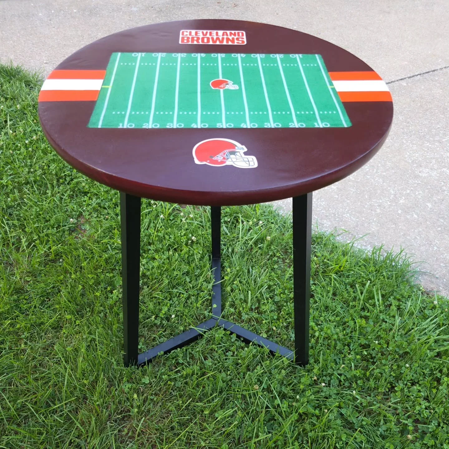 🟤🧡 Handmade Cleveland Browns Table &ndash; One of a Kind! 🧡🟤

Size: 24&quot; diameter x 29.5&quot; height
Location: Cleveland 

Calling all Cleveland Browns fans! This handmade, one-of-a-kind table is the perfect piece for your fan cave, bar, gam