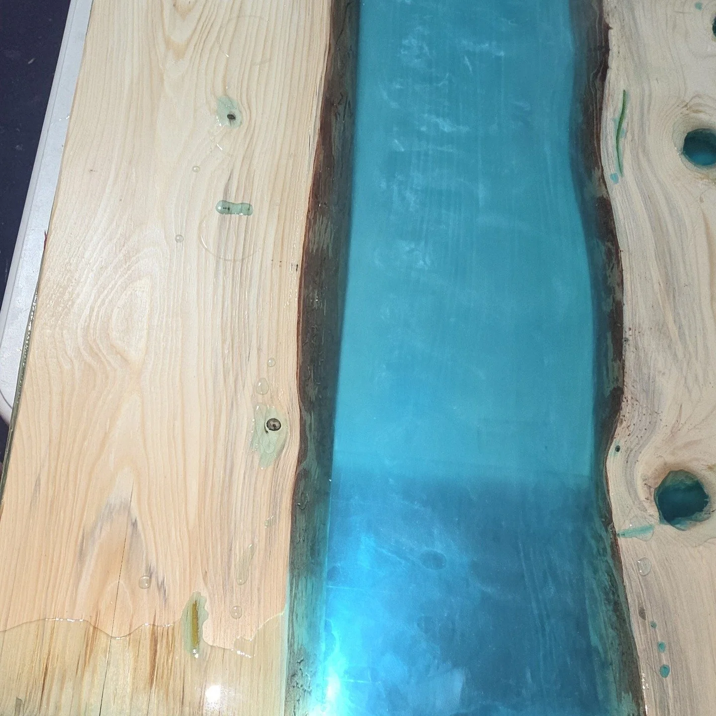 Pulled this table out of the mold today 👀
Next up: sanding, assembly, and final details.
Stay tuned for the finished look!

#WoodFusionCreations #EpoxyTable #CustomFurniture #Handcrafted #WoodAndEpoxy #BehindTheScenes #ShopSmall #FurnitureMaker
