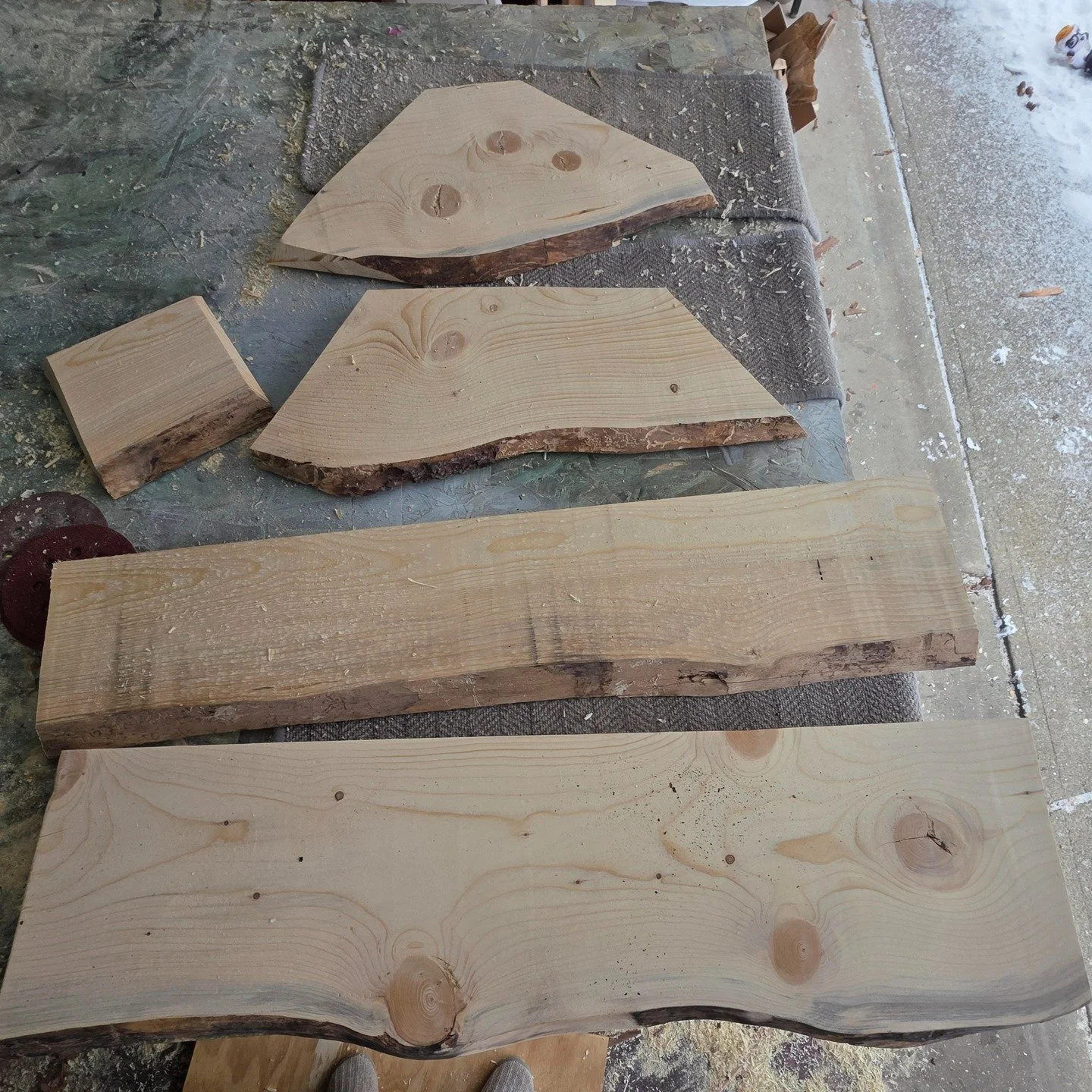 This one is special 🇵🇷♟️🏝️
Starting a custom domino table with a Puerto Rico&ndash;inspired theme, featuring live edge wood and a personal touch with family photos from PR woven into the design.
From raw slabs to something that tells a story &mdas