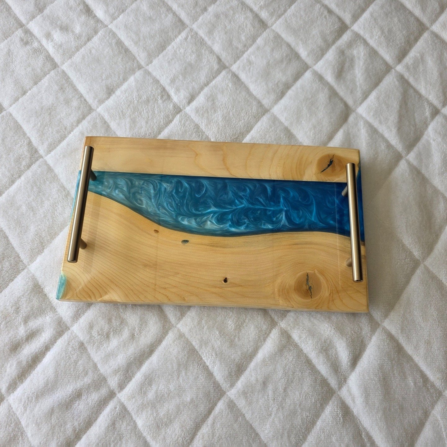 🌊✨ Bringing ocean vibes home with this handcrafted serving tray!

Made with natural wood, flowing blue epoxy resin, and sleek modern handles &mdash; the perfect mix of beauty &amp; function. Great for coffee, wine nights, snacks, or d&eacute;cor sty