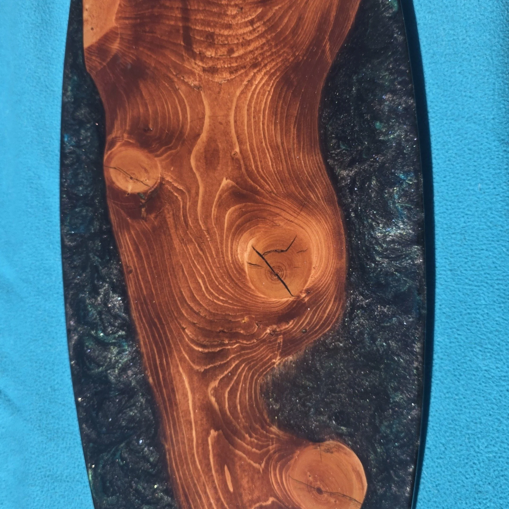 ✨ FINAL REVEAL ✨

This one fought me a little with that last tiny bubble&hellip; but it was worth every extra step 😍

Meet the Ember Tide Serving Tray &mdash; a one-of-a-kind handcrafted piece featuring rich natural wood grain, deep flowing metallic