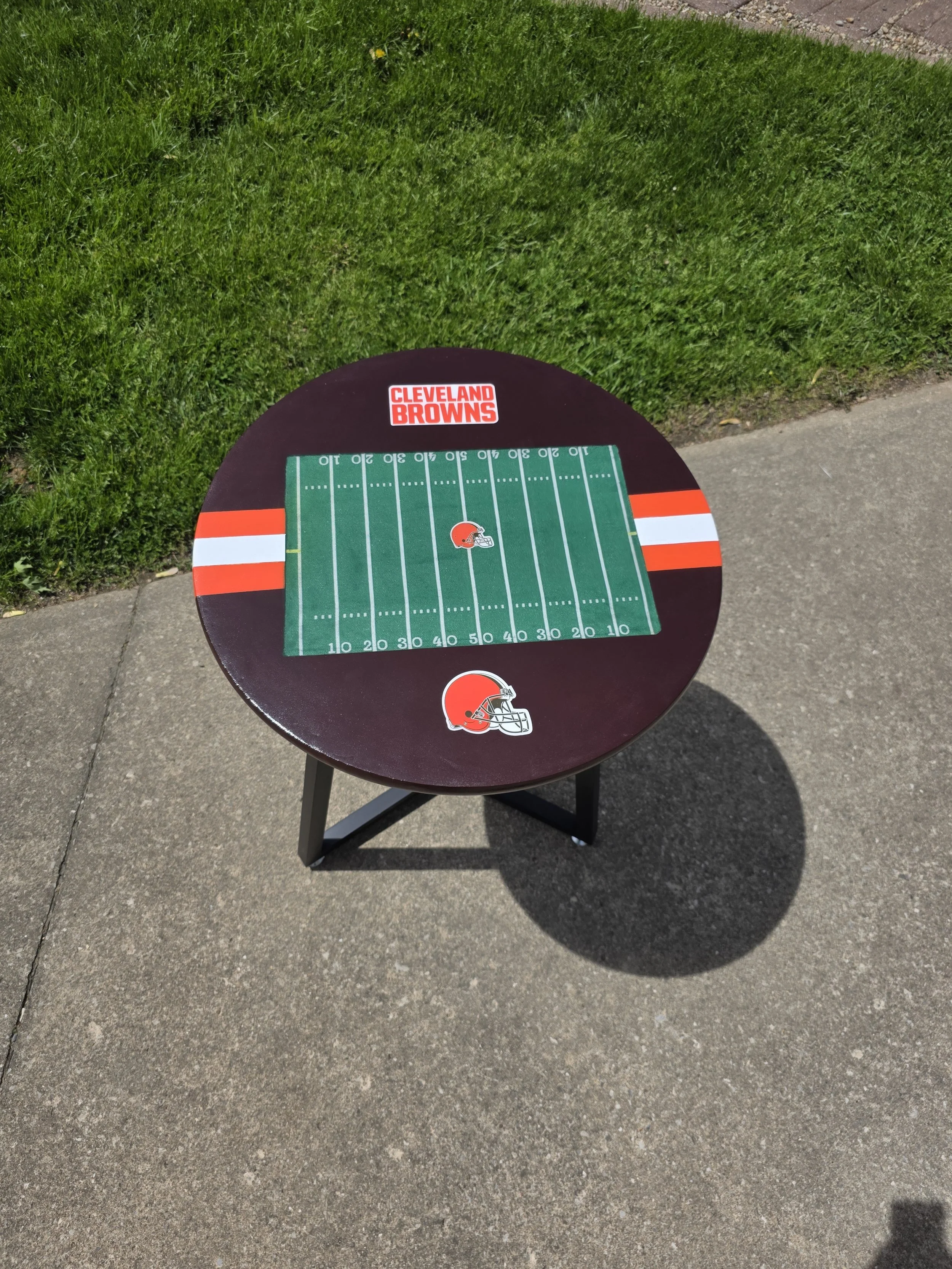 Cleveland Browns Themed Round Accent Table – 24