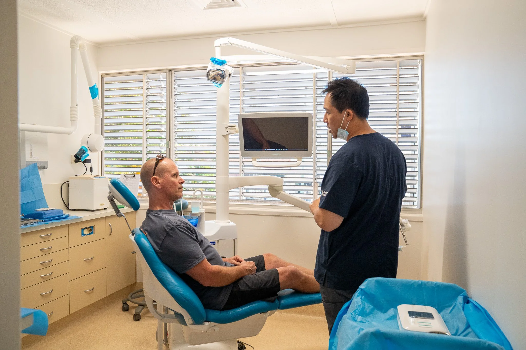 Clear Aligners vs. Porcelain Veneers: Understanding Your Cosmetic Dental Options in Noosa
