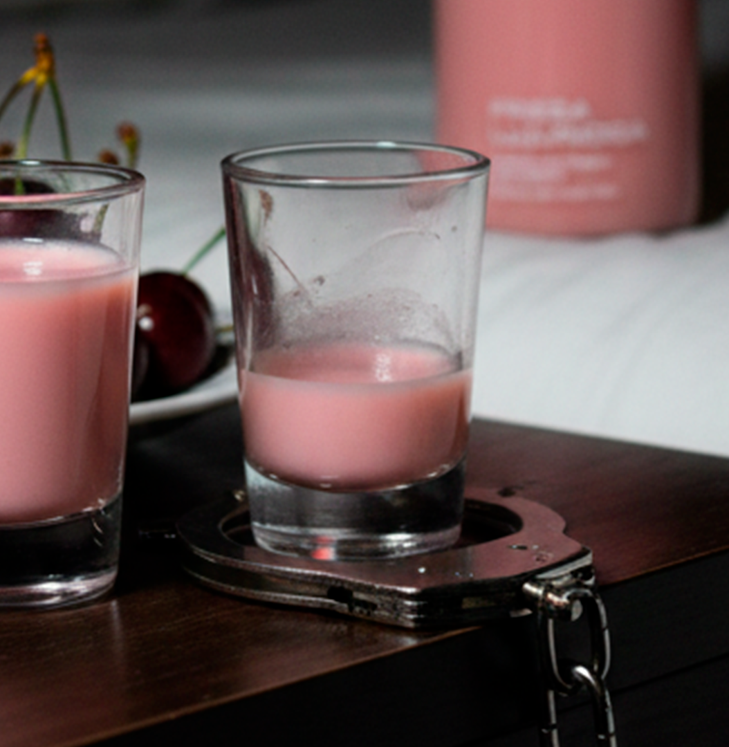 Shot de Fresa Lujuriosa de 7 Pecados, crema de pisco rosada con notas frutales, ideal para brindar en celebraciones y fiestas exclusivas.