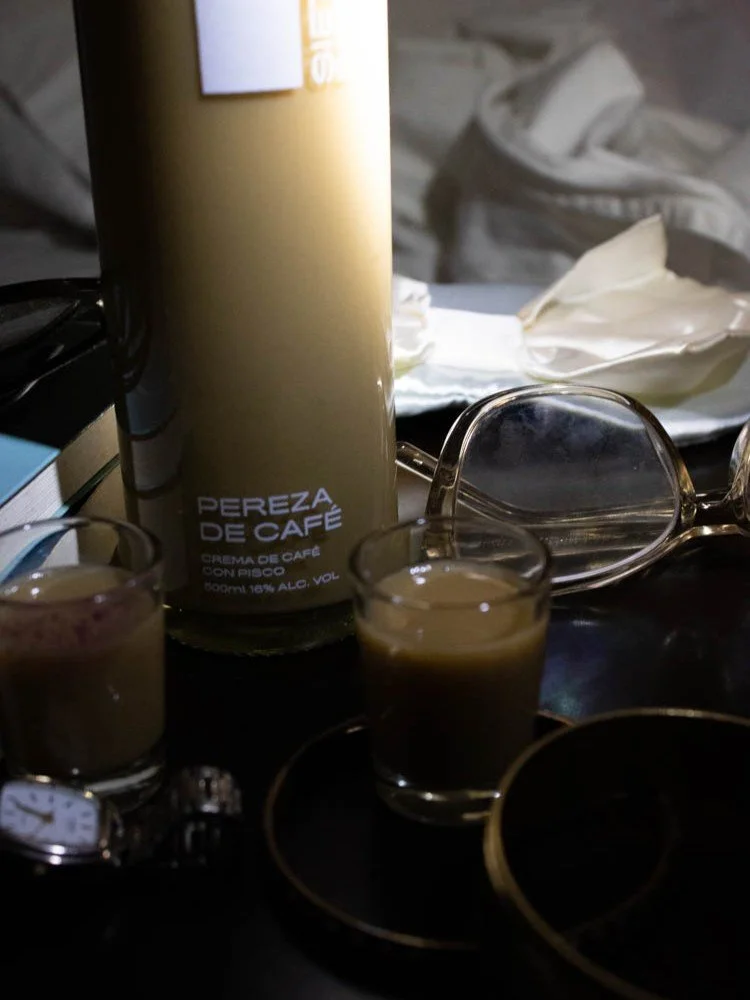 Botella Pereza de Café de 7 Pecados junto a shots de café espresso, crema de pisco peruana sabor café para sobremesa y after office.