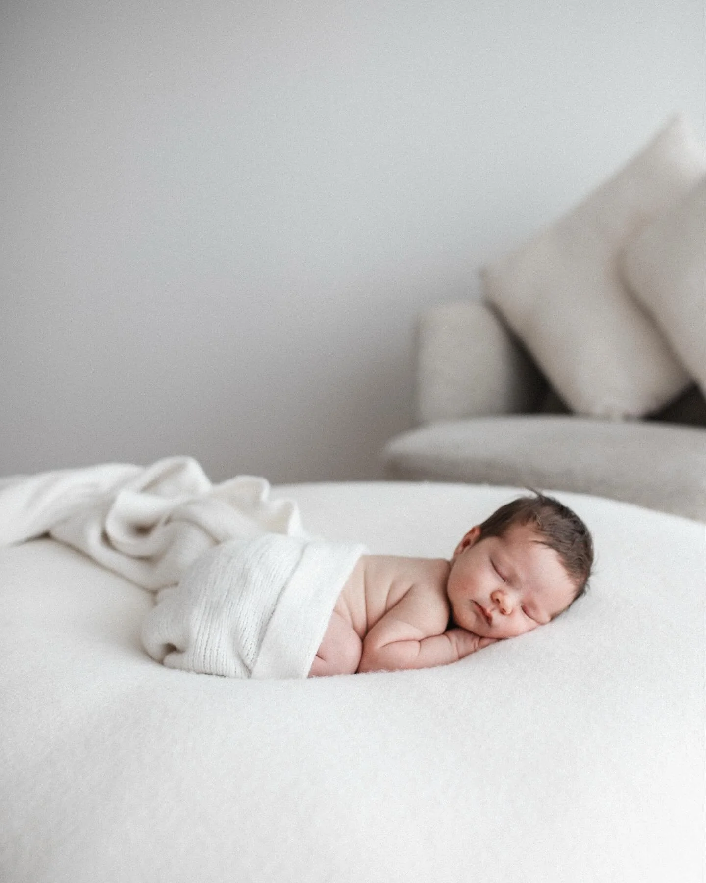 Newborn days are a blur of soft cries, gentle cuddles, and endless wonder. They grow and change so quickly. That&rsquo;s the beauty of photographs&hellip; they keep the smallest details alive long after the moment has passed. 

#melbournephotographer