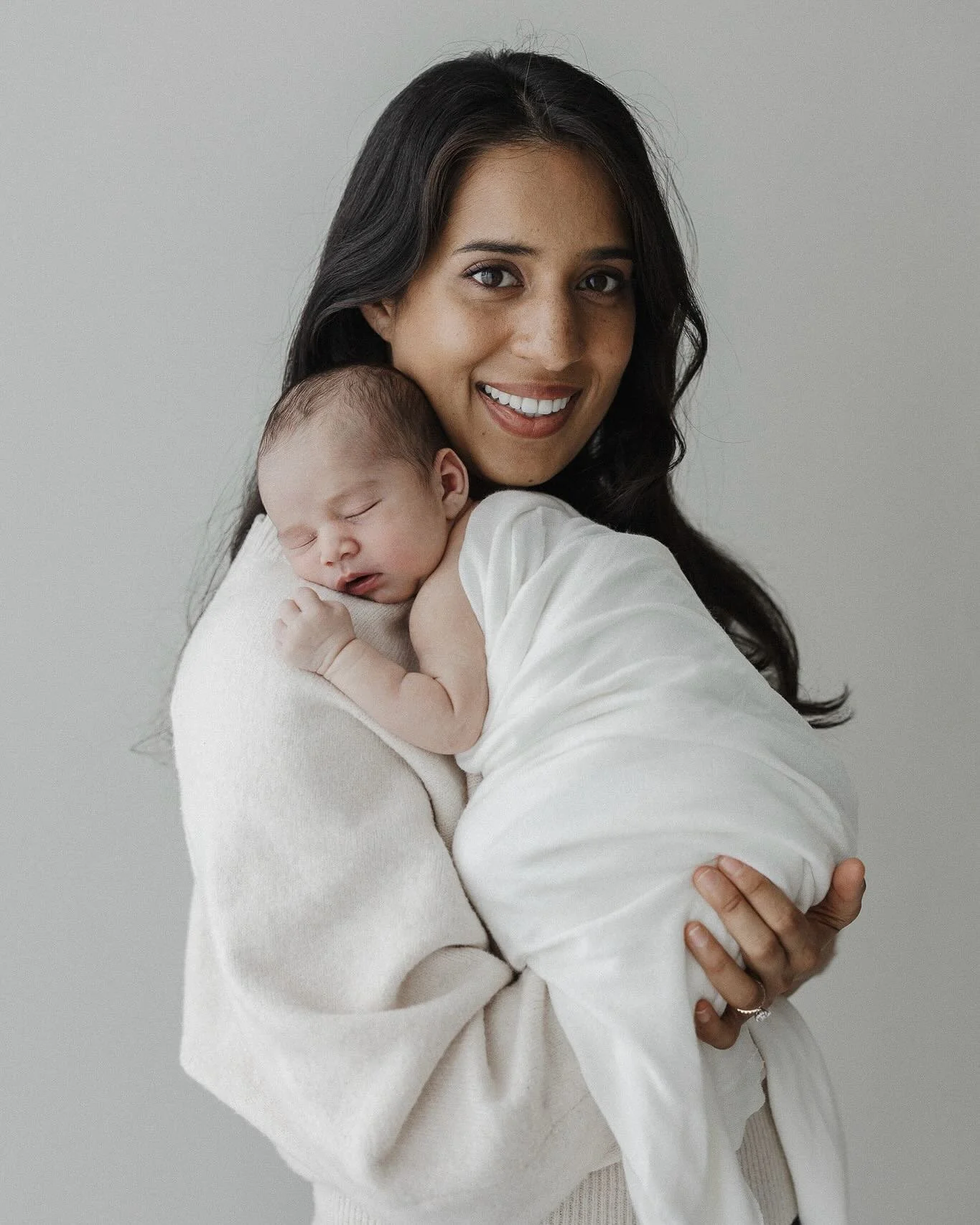 What a beautiful family 😍 Can&rsquo;t take my eyes off this portraits! 
There&rsquo;s nothing quite like preserving these fleeting moments. If you&rsquo;re expecting and want to remember this time forever, get in touch 🤍 
I&rsquo;d love to capture 