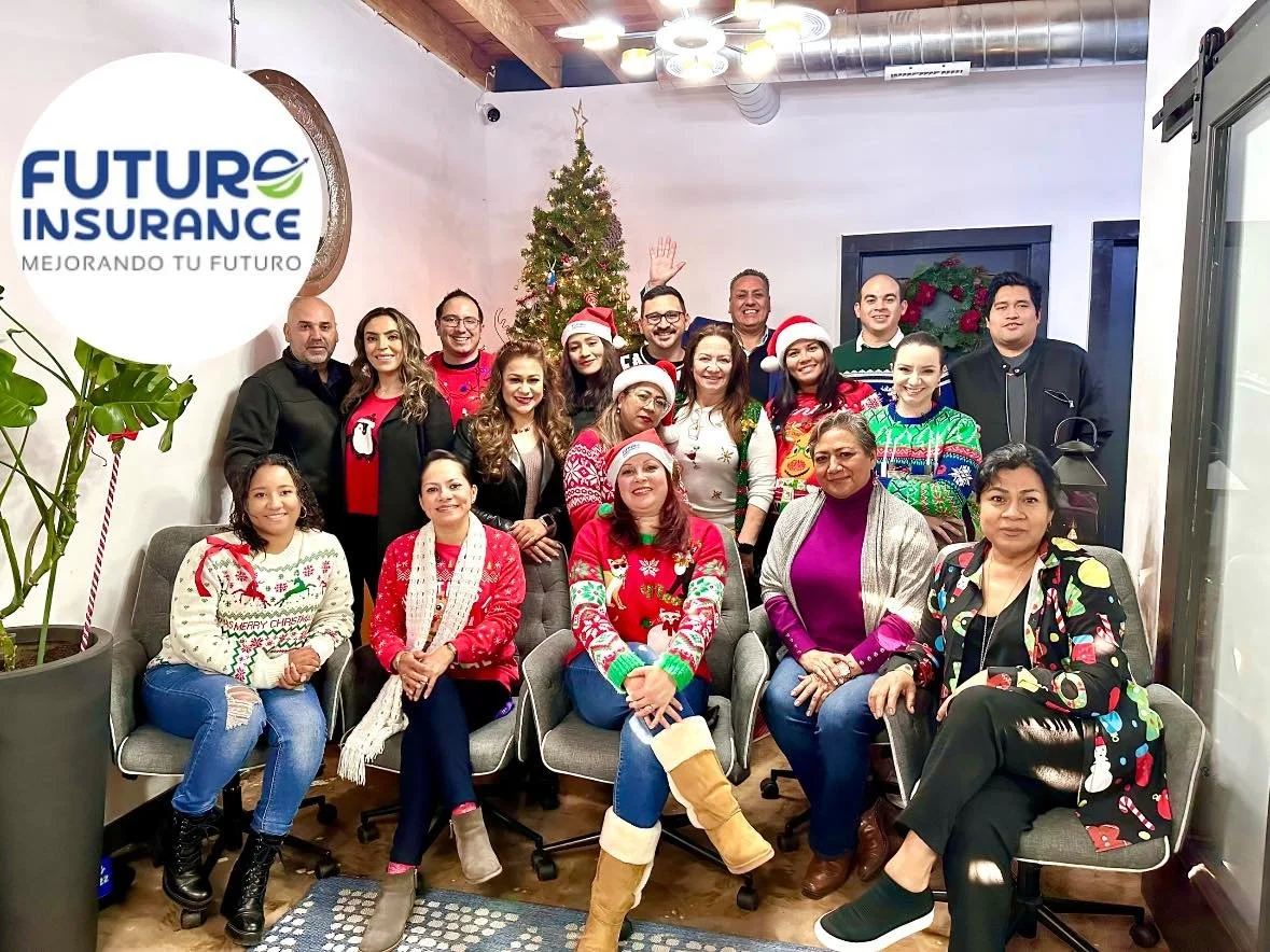 Grupo de personas con ropa de Navidad en una oficina, luces navideñas y árbol decorado. Logo de Future Insurance con texto 'Mejorando tu futuro'.