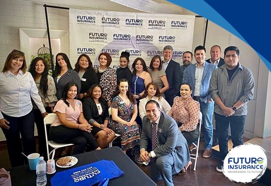 Grupo de personas en un evento de FUTURO INSURANCE, algunos sentados y otros de pie, con un fondo y un logotipo de la empresa.