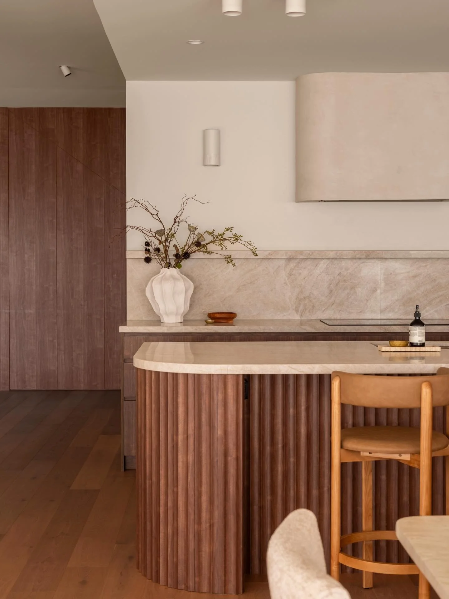 Mar&egrave;a, Mermaid Waters. 

A Mediterranean-inflected home built around arches, stucco and shadow. The brief set the tone before you walked through the door.

@homesbyhoven 
@kristian_van_der_beek 
@newageveneers 
@designelevenco