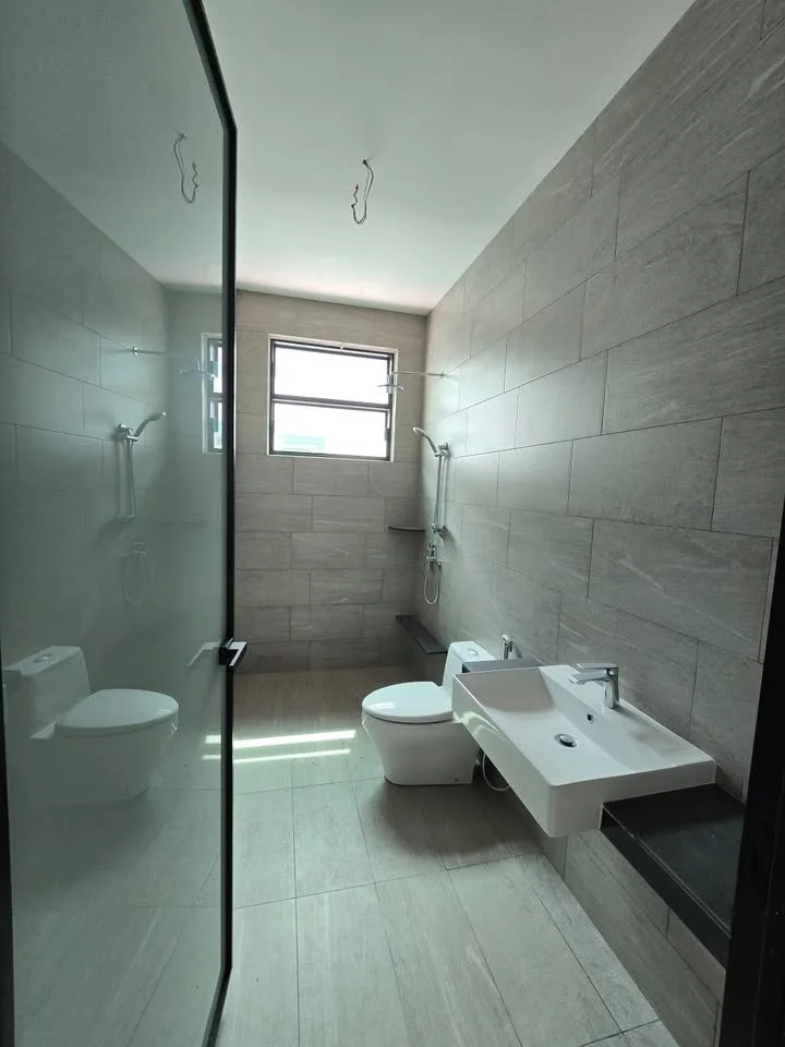upstair toilet1-1.jpg