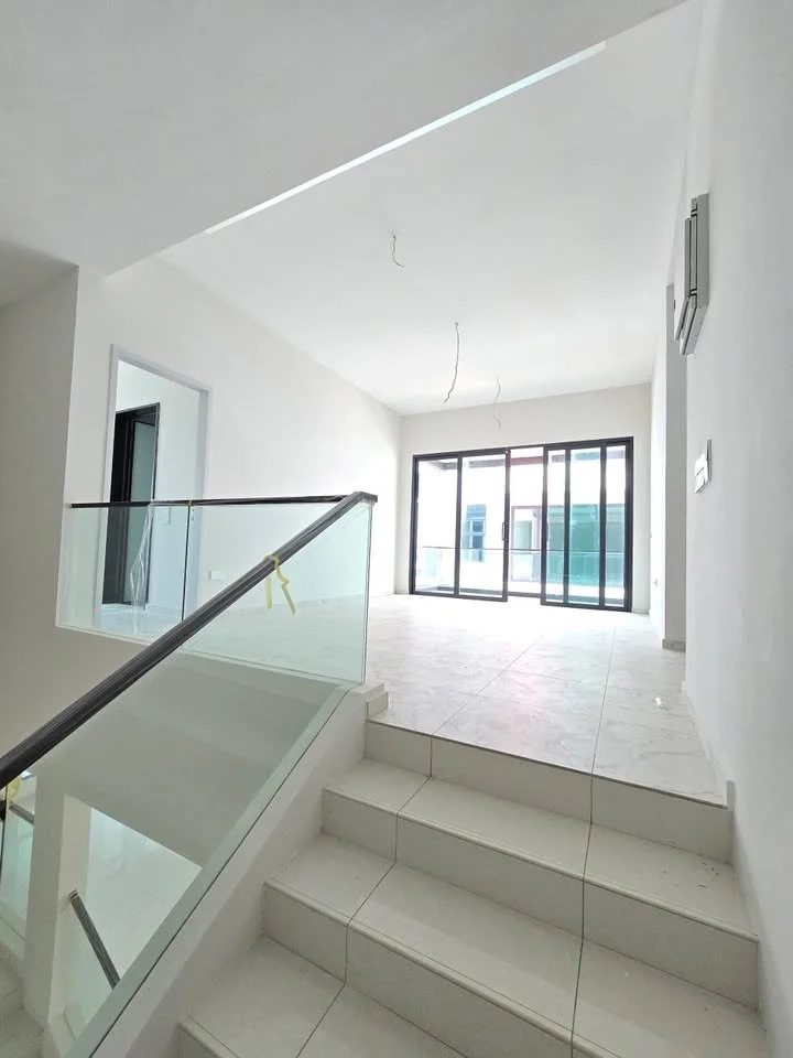 upstair hall1.jpg