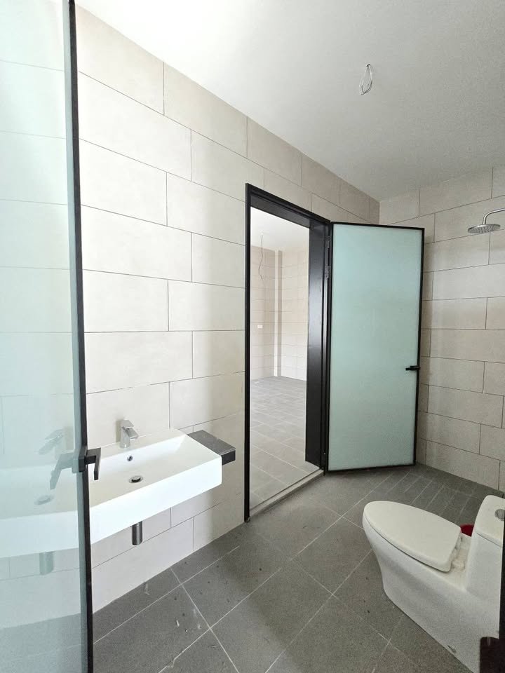 upstair toilet1-2.jpg