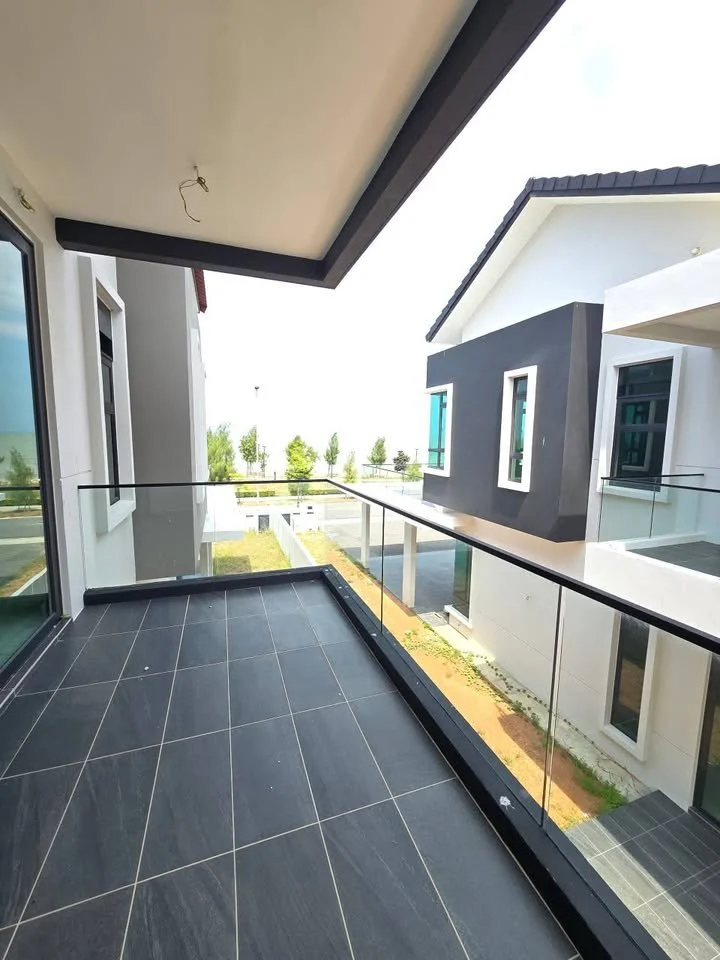 upstair balcony side.jpg