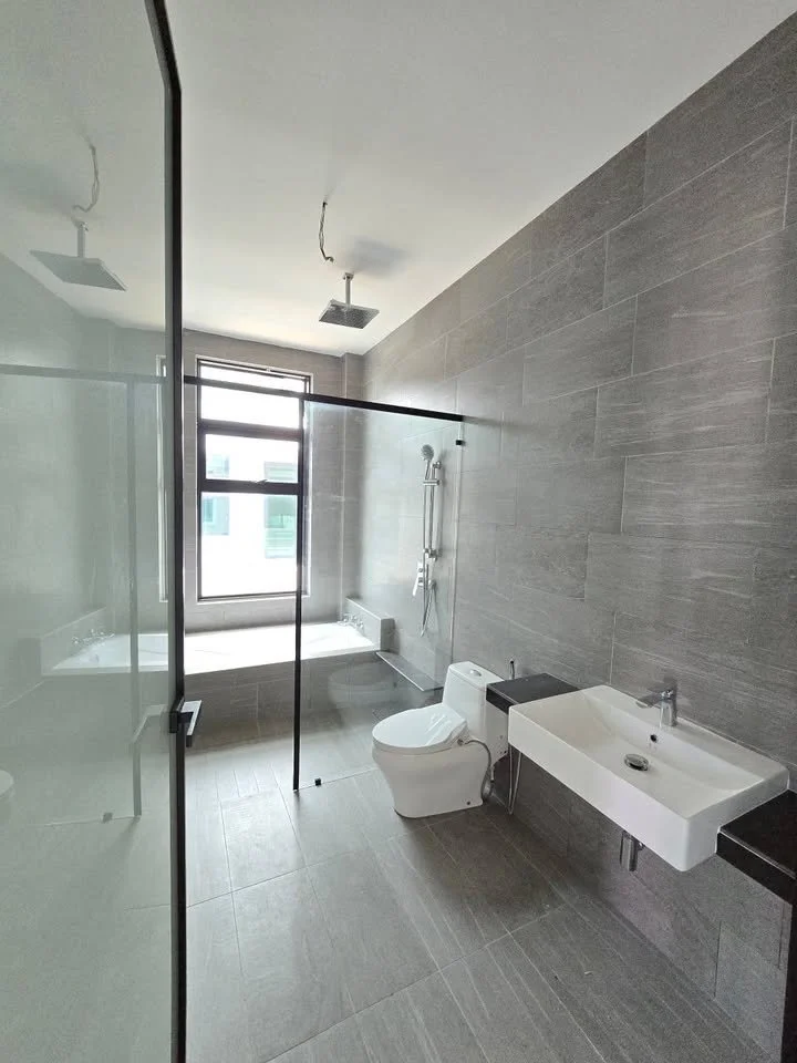 upstair toilet1.jpg