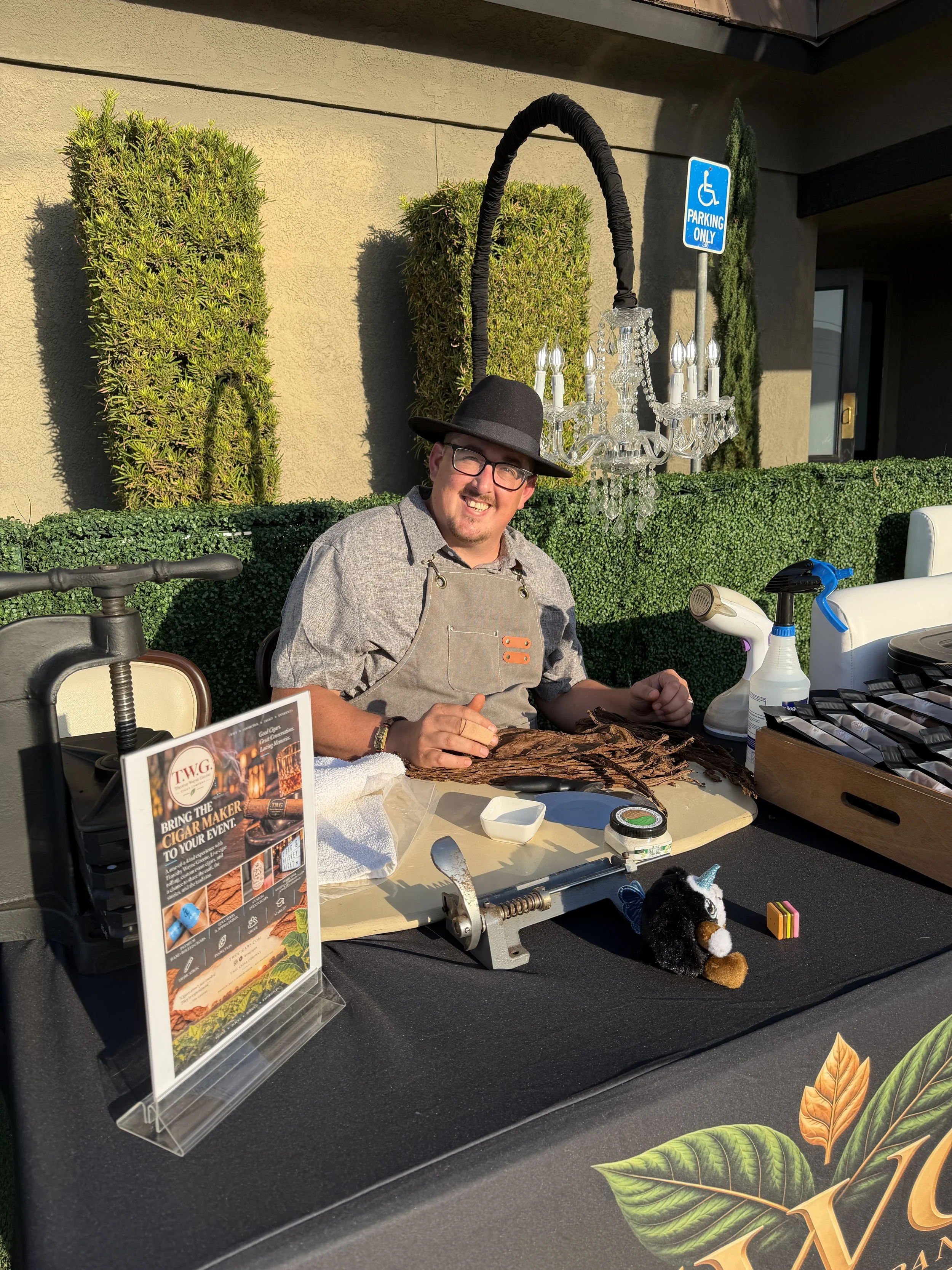 LIVE HAND-ROLLED CIGAR DEMONSTRATION