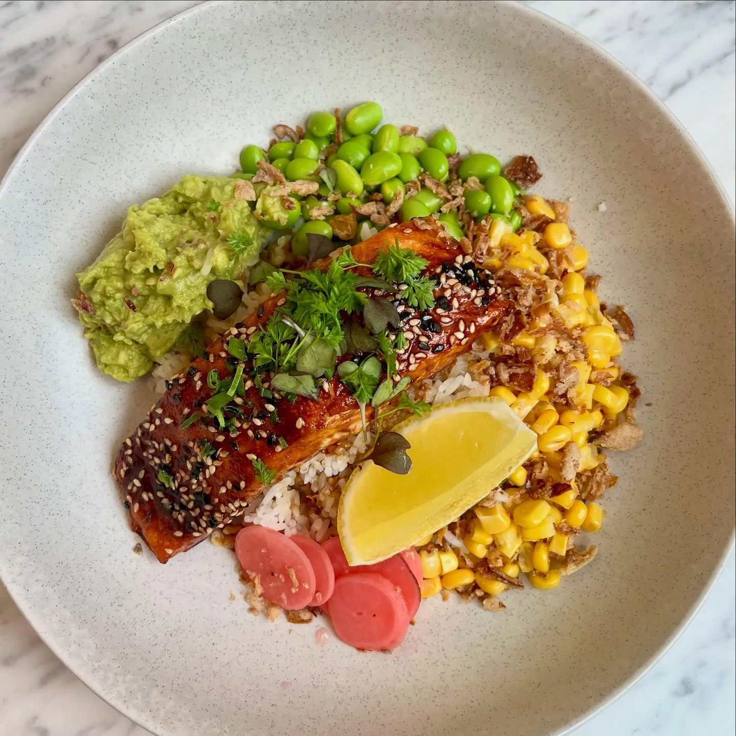 Craving a nutritious and tasty lunch? Treat yourself to our Teriyaki Salmon Poke Bowl! 

Loaded with edamame, sweet corn, pickled radish, crispy shallots, served over rice and topped with kewpie roasted sesame dressing.

Dine in or takeaway today!

#