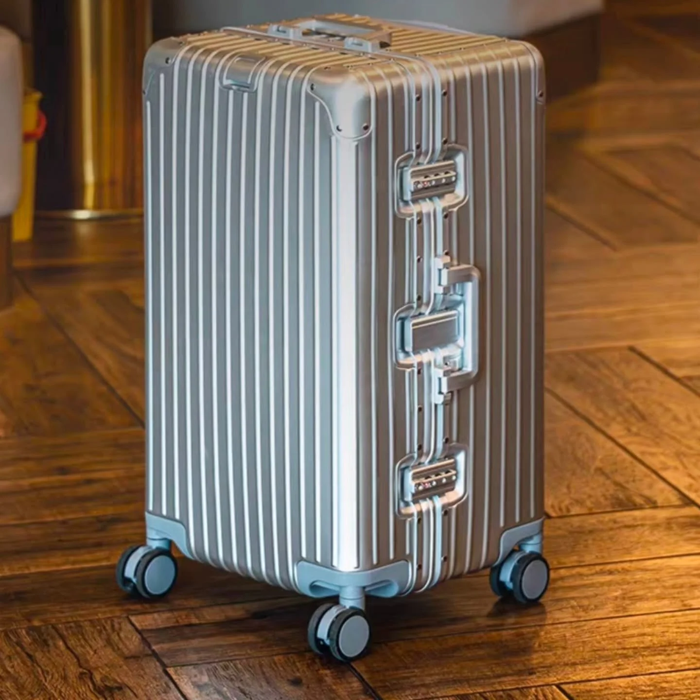 Koper Trunk Style
Available size: 24,28,30 Inch

#kopertrunk #trunksuitcase #balisuitcase #aluminiumsuitcasebali #largesuitcase