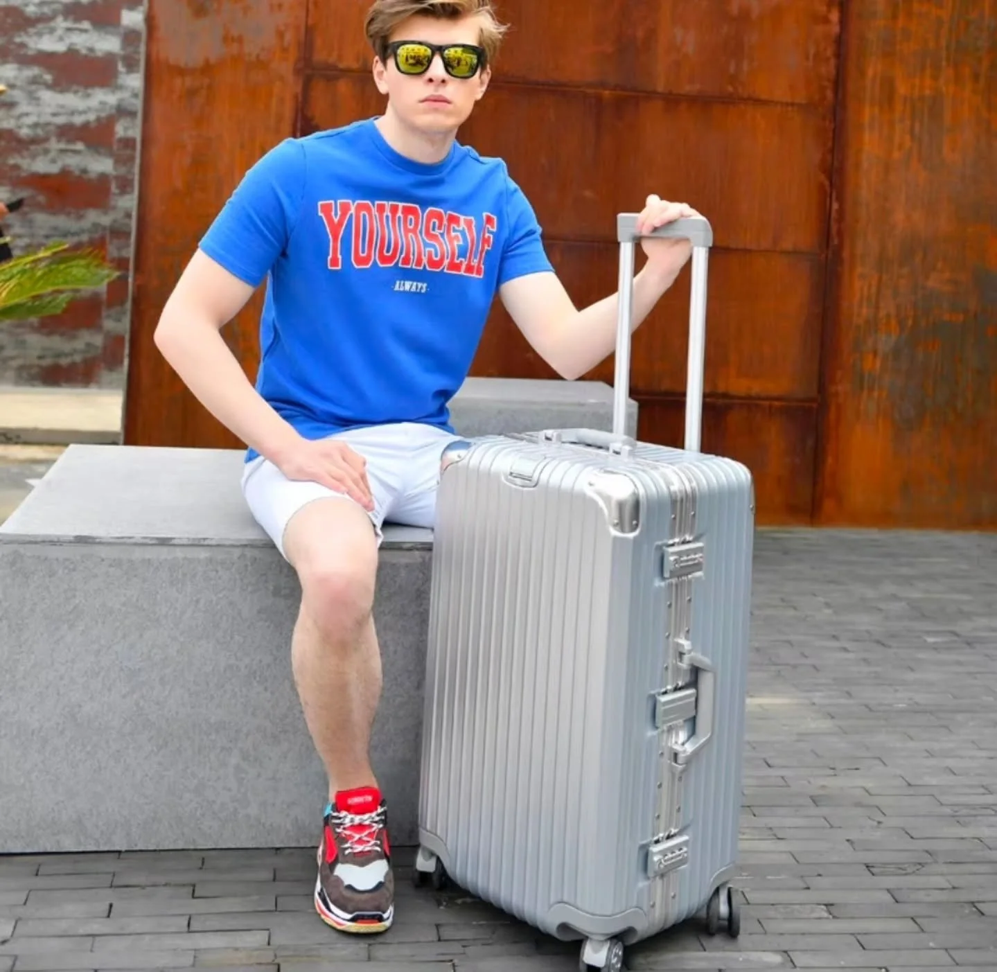 30inchi Trunk Suitcase
Full Aluminium
Rimowa design

#trunksuitcase #30inchisuitcase #koperjumbo #koperaluminium #koperbali