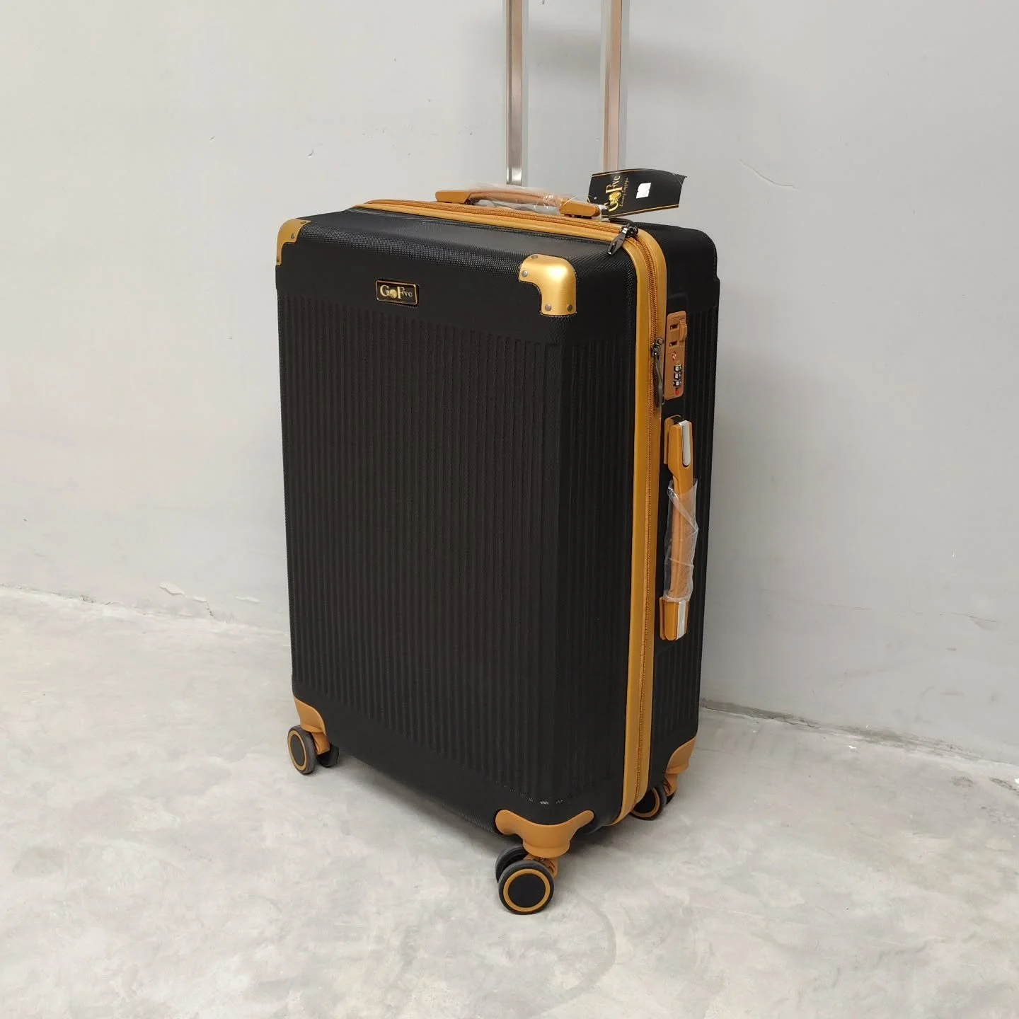 Koper 24&amp;20inchi premium
Dengan pelindung besi disetiap sudutnya
Aman dibawa bepergian keluar negri

#koper24 #koper20 #koperbali #koperpremium #kopercabin