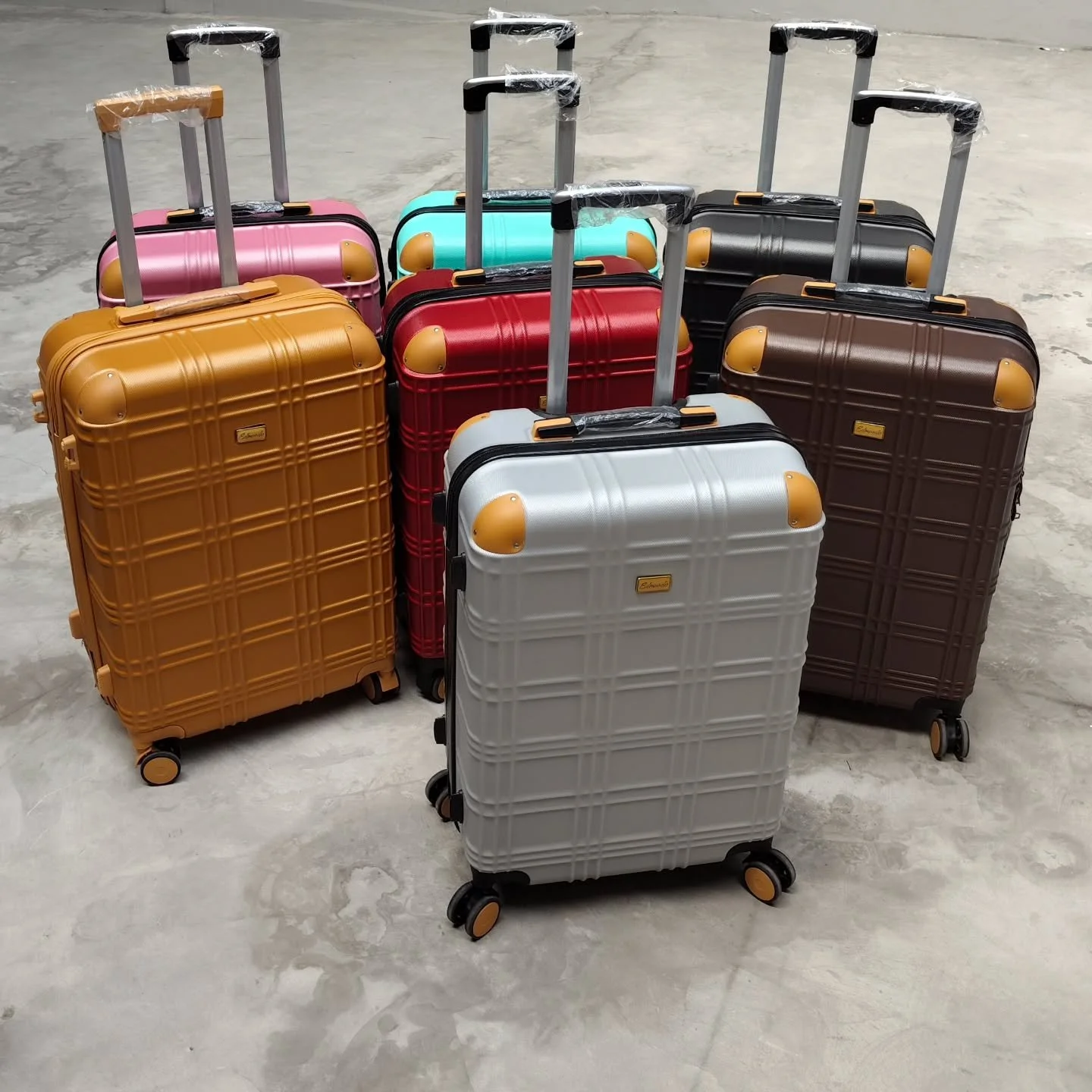 Koper Edmundo
Size 20&24 inchi
#koperbali #suitcasebali ##jualkoper #koperedmundo #kopermurah #grosirkoper
