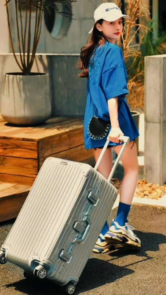 Travelling with style
In frame: trunk style suitcase
Available size: 24,28,30,32 inch
#trunkstylesuitcase #kopertrunk #koperbali #koperpremium #koperaluminium #koperlarge