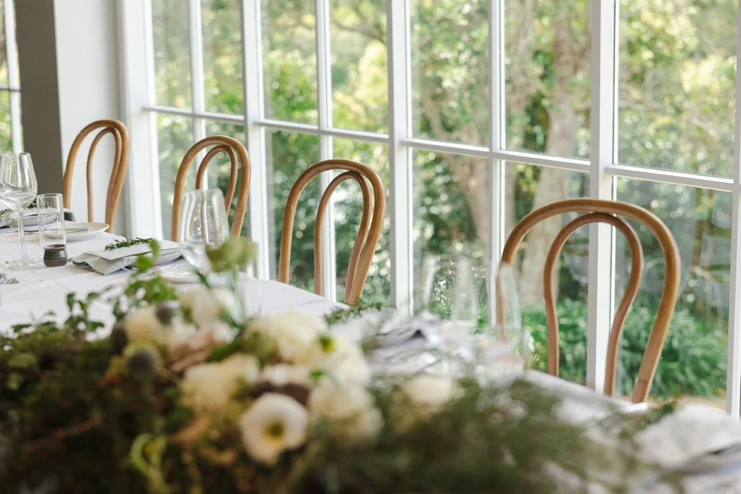 A moment for S &amp; L's tablescapes. The perfect balance of wild and romantic. Lush, untamed greenery softened by timeless whites and candlelight 🕯️ 

Created by:
@idophotographynz 
@floralstylistco 
@thesandcandlesnz 
 @Insphire 
@theprettypropsho