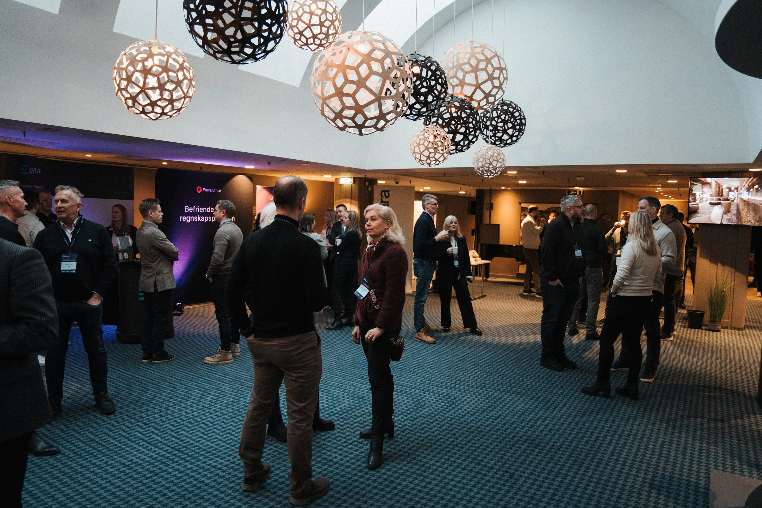 Rå Kommunikasjon er et kommunikasjonsbyrå i Bodø som hjelper bedrifter og organisasjoner med å bli tydeligere, mer relevante og mer treffsikre. Vi jobber med alt fra strategi og rådgiving til innhold, foto, film, sosiale medier og annonsering – allti