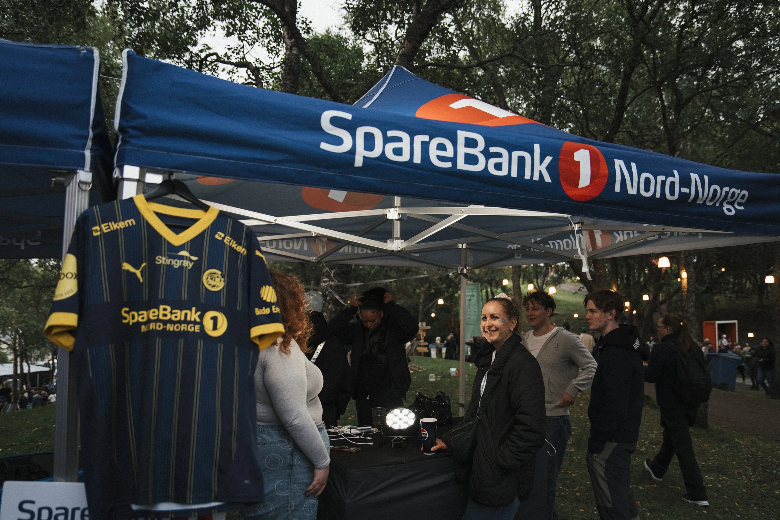 Rå Kommunikasjon er et kommunikasjonsbyrå i Bodø som hjelper bedrifter og organisasjoner med å bli tydeligere, mer relevante og mer treffsikre. Vi jobber med alt fra strategi og rådgiving til innhold, foto, film, sosiale medier og annonsering – allti