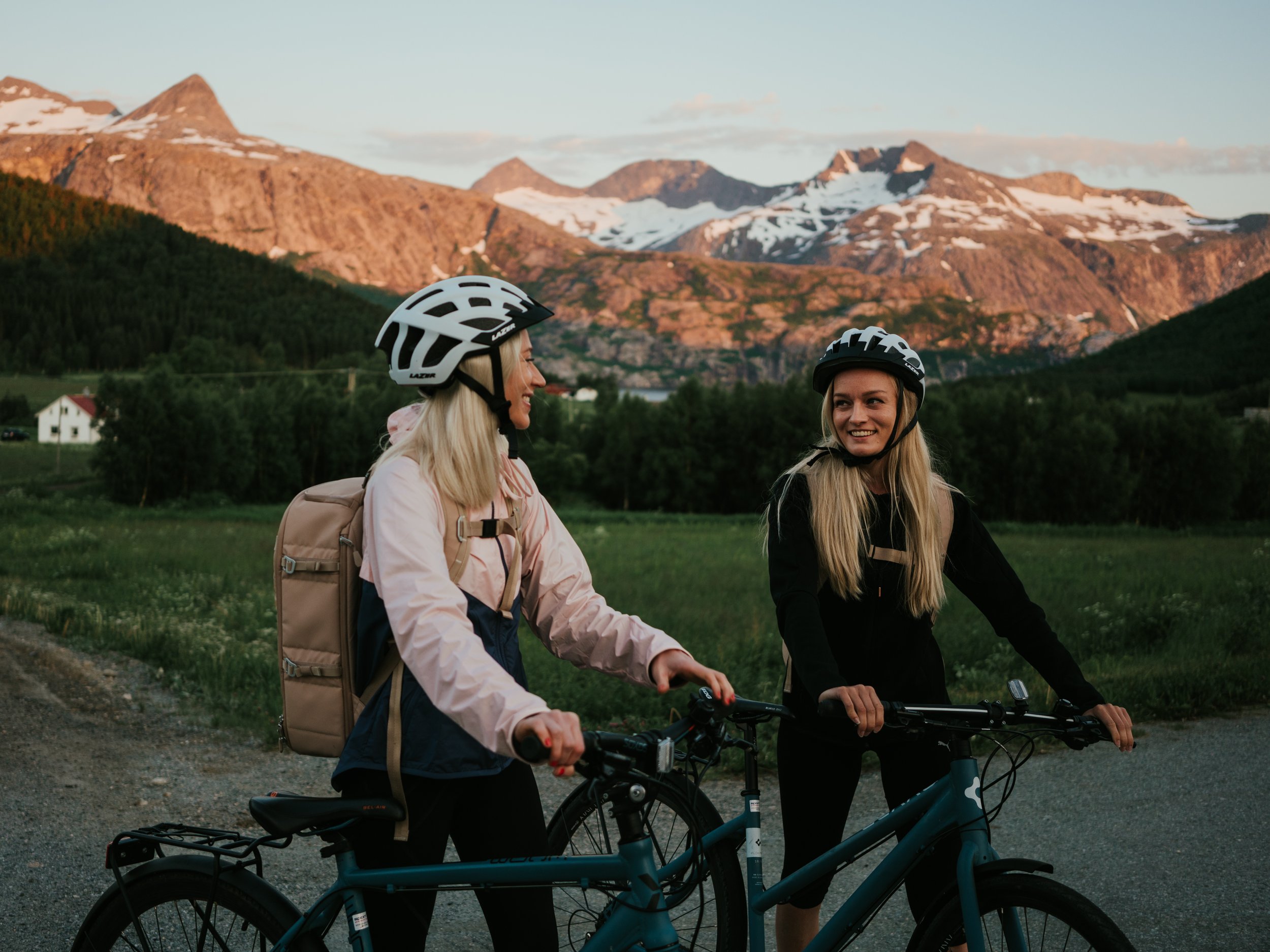 Rå Kommunikasjon er et kommunikasjonsbyrå i Bodø som hjelper bedrifter og organisasjoner med å bli tydeligere, mer relevante og mer treffsikre. Vi jobber med alt fra strategi og rådgiving til innhold, foto, film, sosiale medier og annonsering – allti